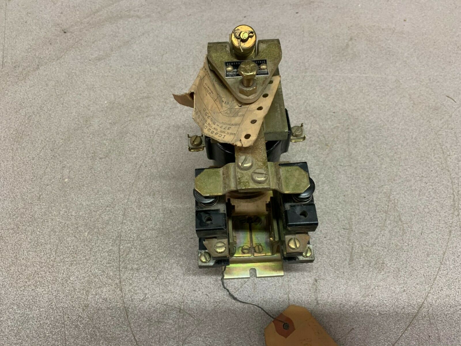 NEW NO BOX GENERAL ELECTRIC RELAY IC2820A100BB2J