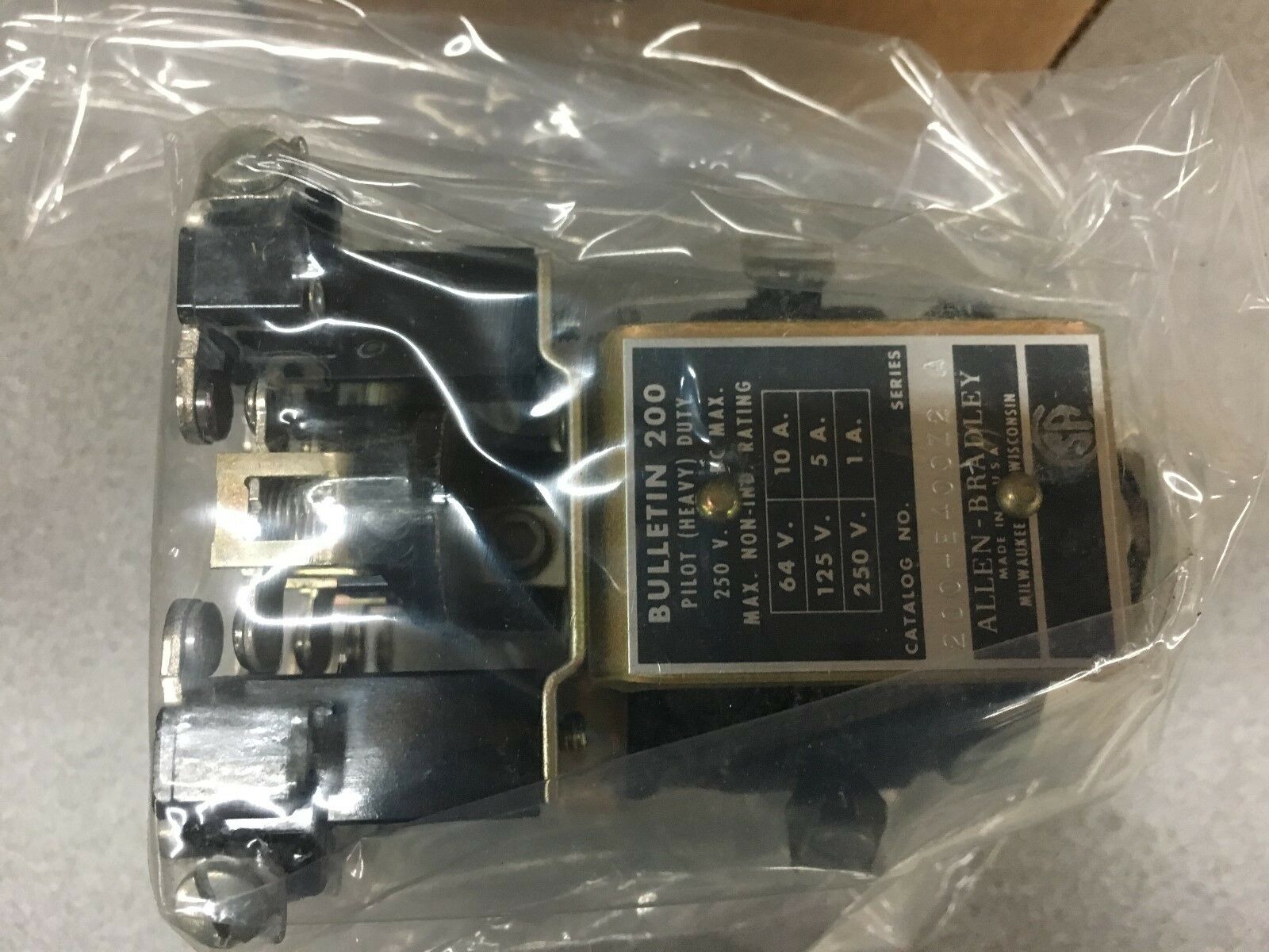 NEW IN BOX ALLEN BRADLEY RELAY 200-E400Z2 SERIES A