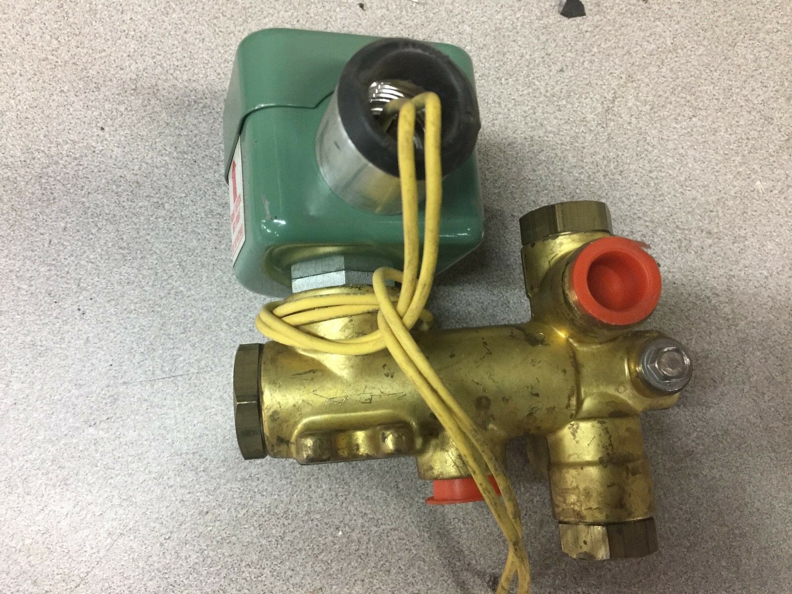 NEW NO BOX ASCO 3/8NPT 120PSI 120VAC SOLENOID VALVE T8300D9U