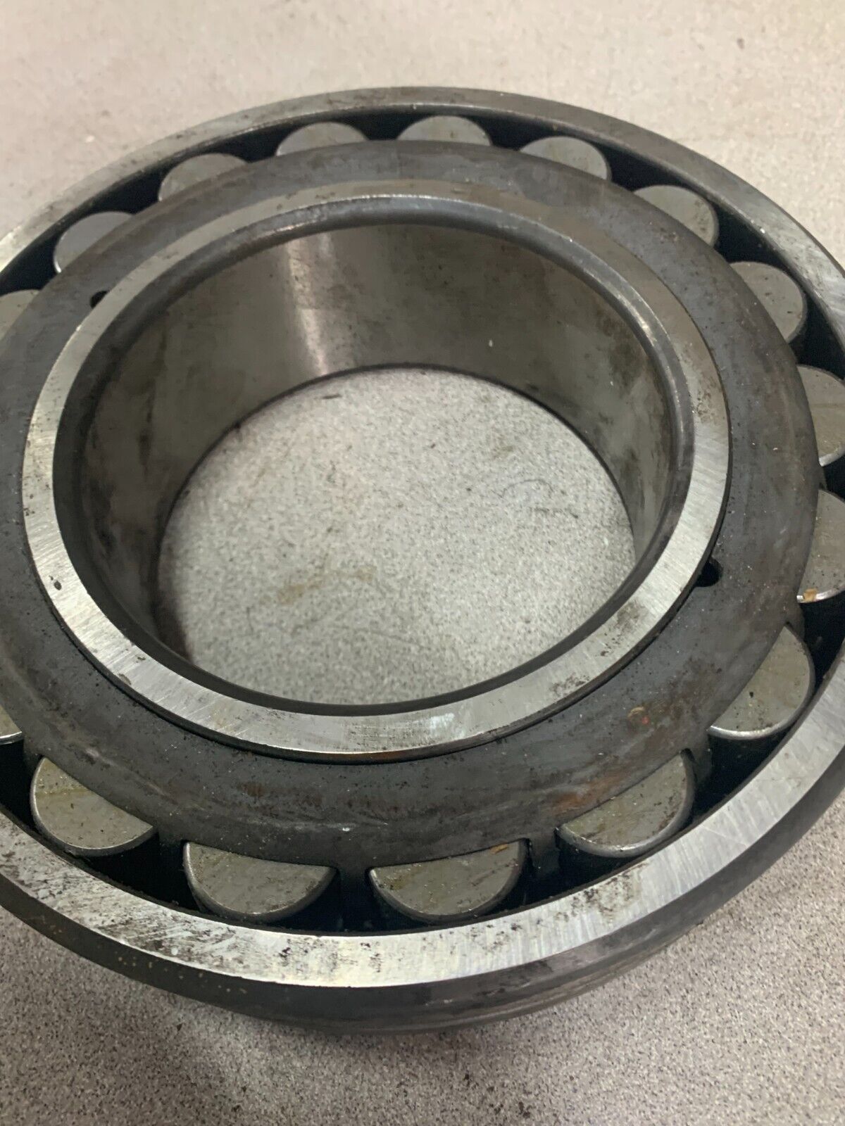 NEW NO BOX SNR ROLLER BEARING 22222 EA B33 J30
