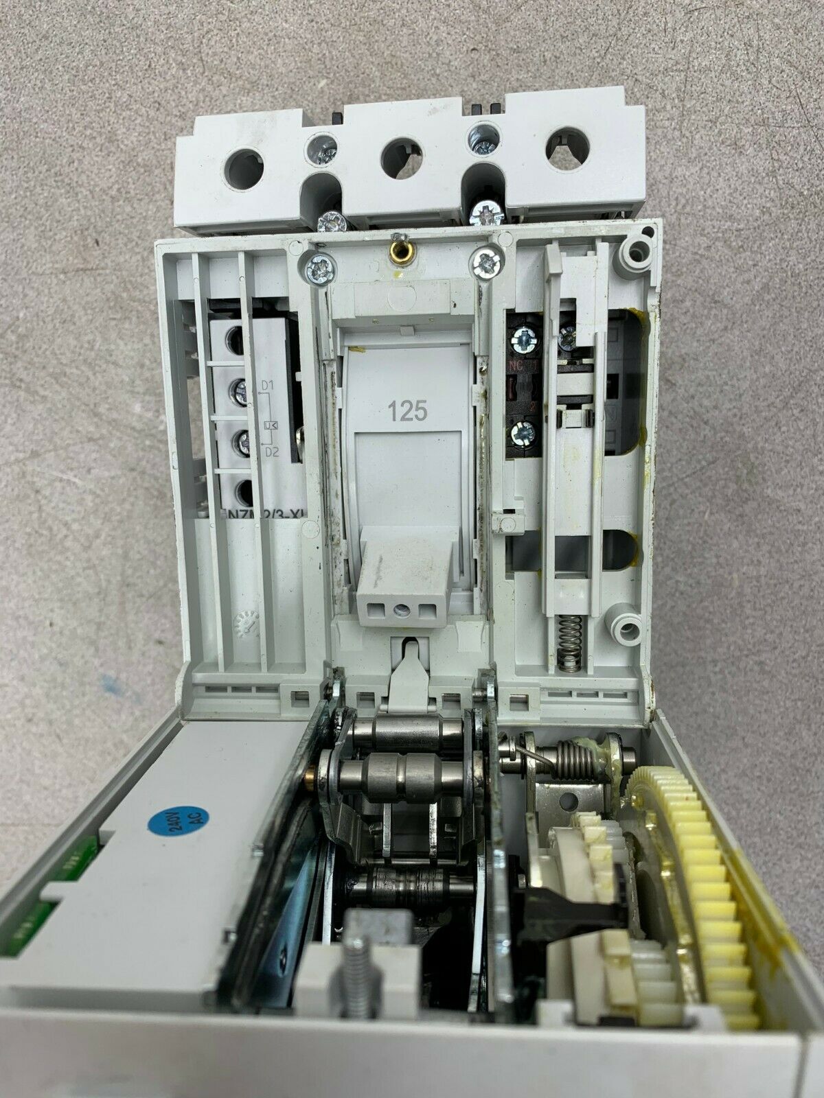 NEW EATON MOELLER 125AMP BREAKER WITH SYNCHRONIZED REMOTE OPERATOR NZM 2-XR