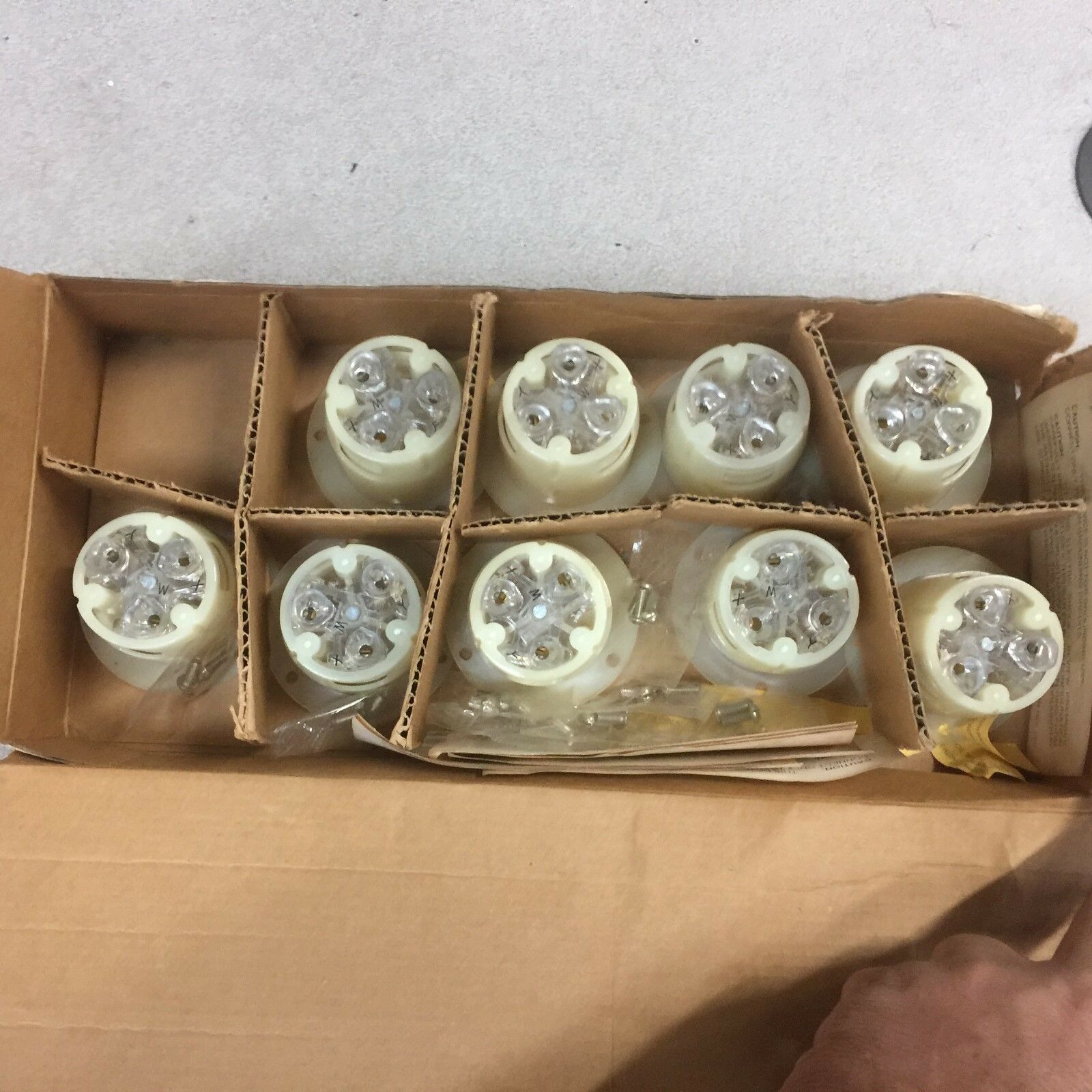 NEW IN BOX 9 EA TWIST LOCK INSULGRIP 30 AMP 3 WIRE RECEPTICAL 3335C