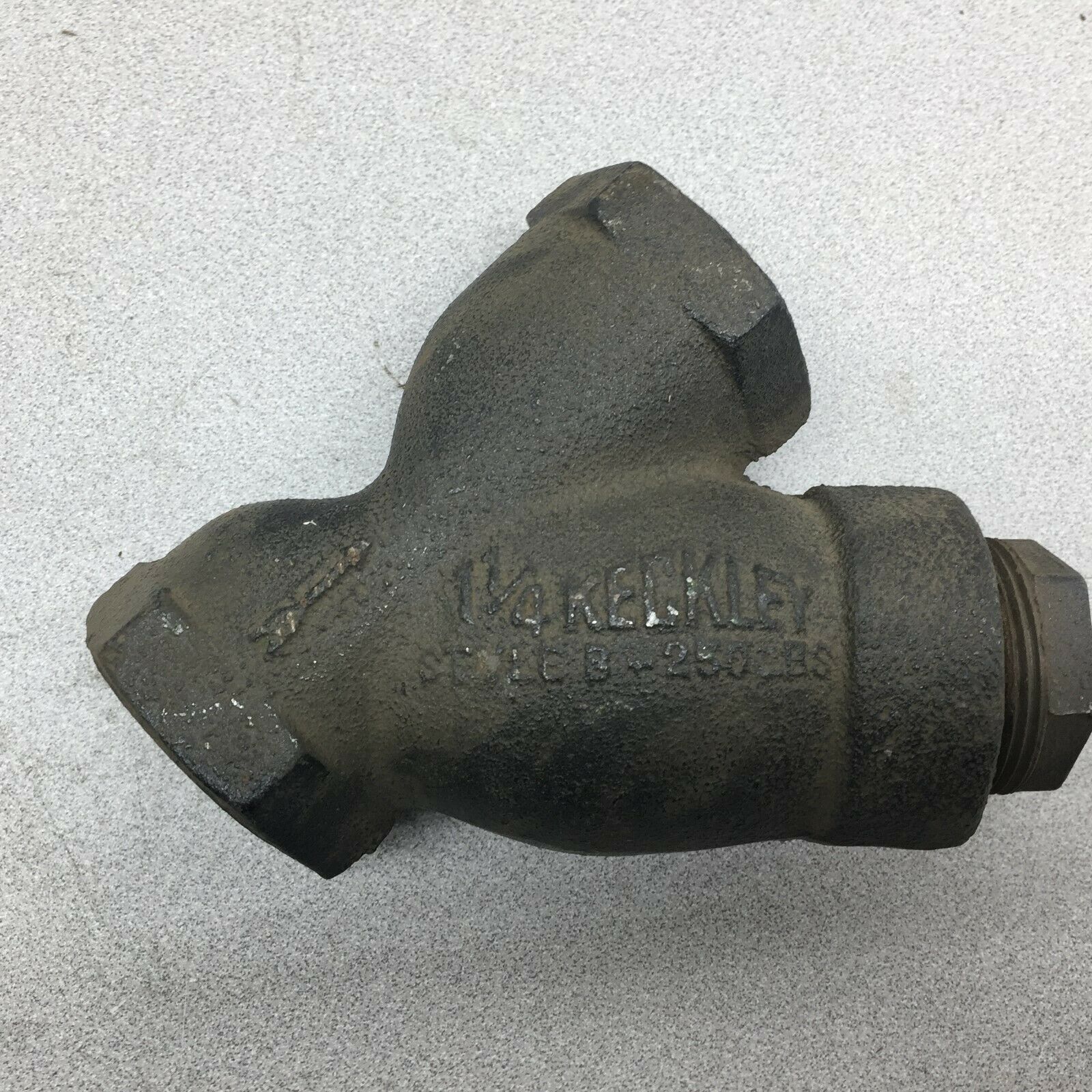 NEW NO BOX KECKLEY 1 1/4 NPT STYLE B STRAINER B-250 LBS