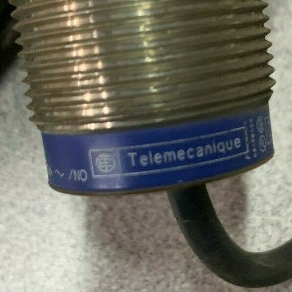 NEW NO BOX TELEMECANIQUE SENSOR XS2M30MA230H4