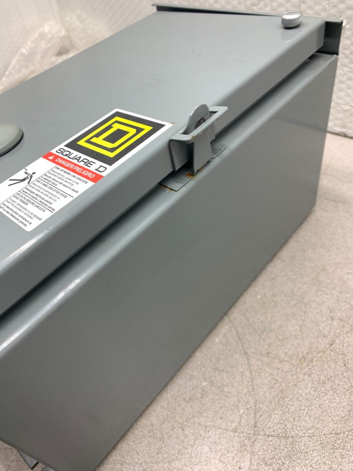 NEW NO BOX SQUARE D LIGHTING CONTACTOR WITH ENCLOSURE 8903LA1200V02 SERIES D