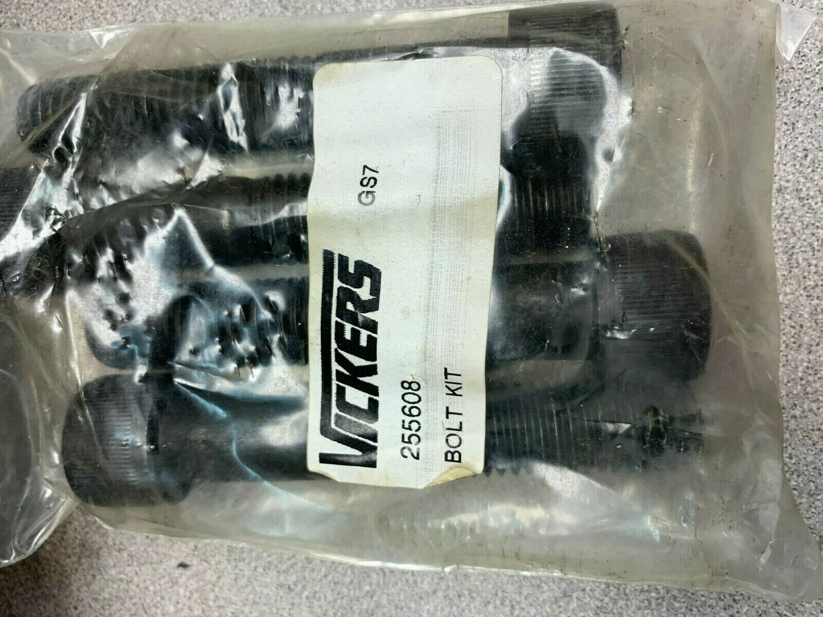 NEW NO BOX VICKERS BOLT KIT 255608
