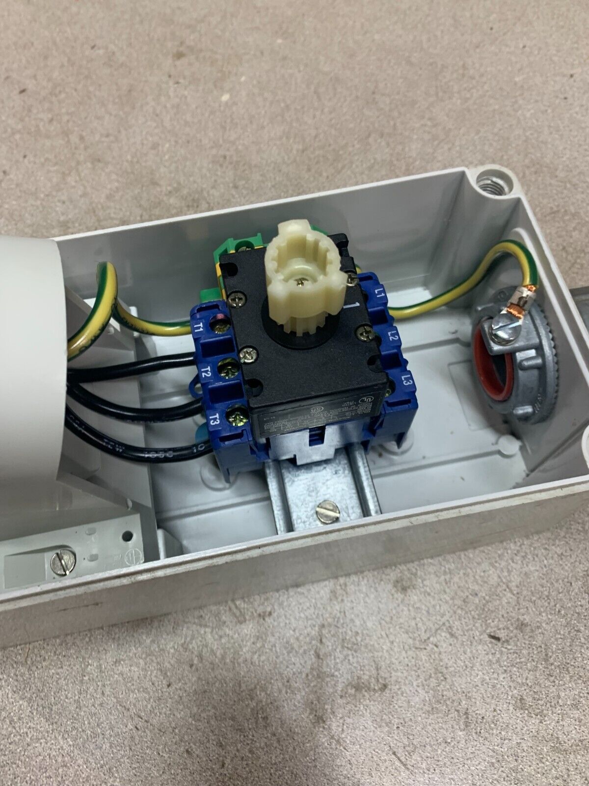 USED HUBBELL 30A 3PH 480VAC WATERTIGHT RECEPTACLE MI430R7W