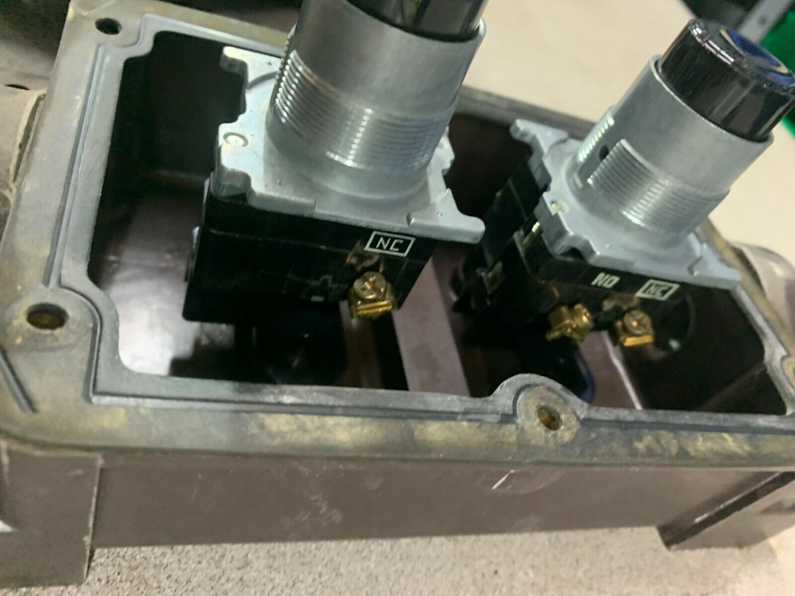 NEW NO BOX CUTLER-HAMMER HEAVY DUTY PUSHBUTTON STATION 10250H1884