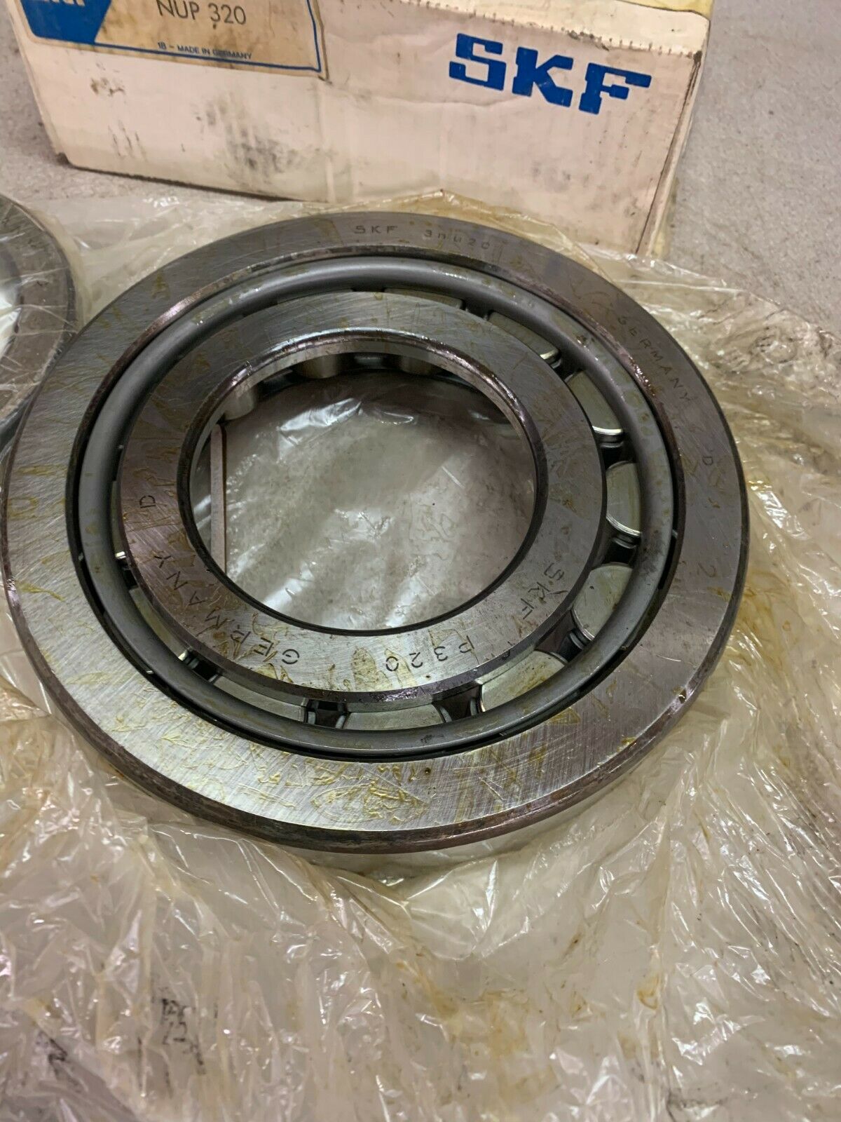 NEW IN BOX SKF CYLINDRICAL ROLLER BEARING NUP 320