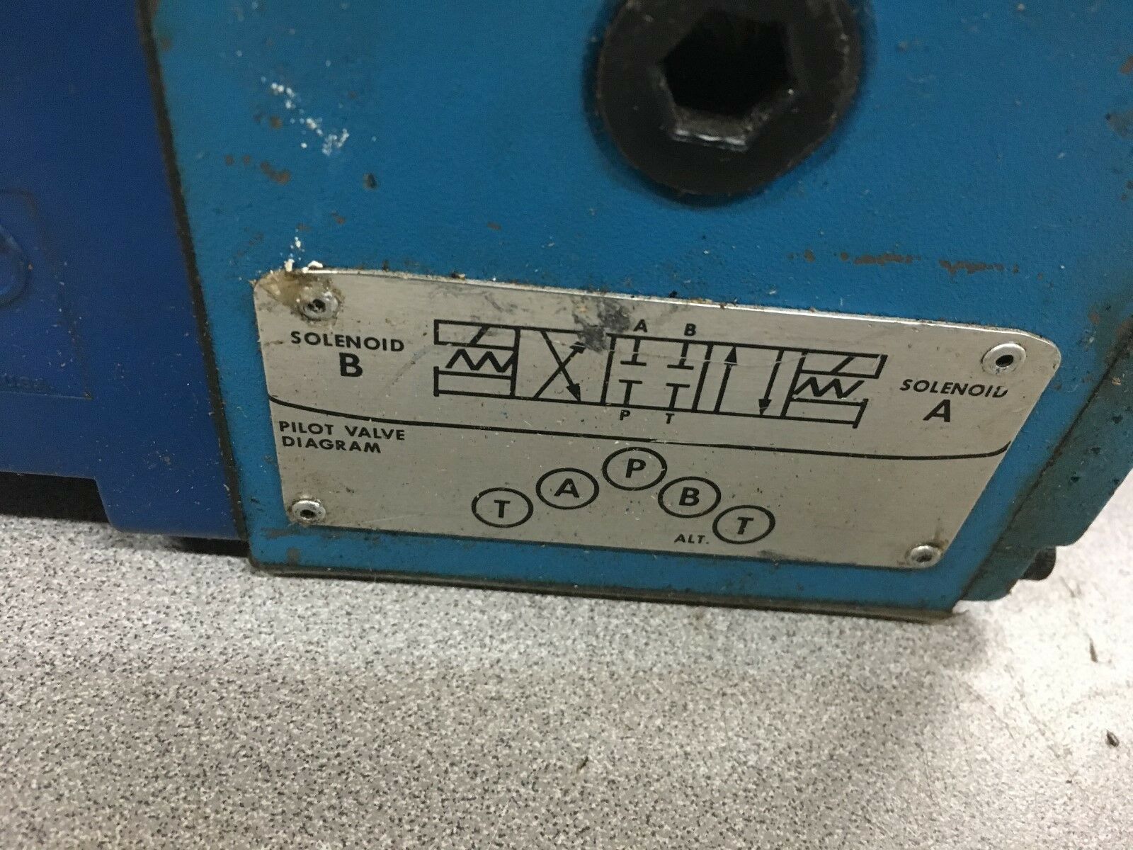 NEW NO BOX VICKERS 575888 F3 HYDRAULIC PILOT VALVE DG4S4 012B W B 50