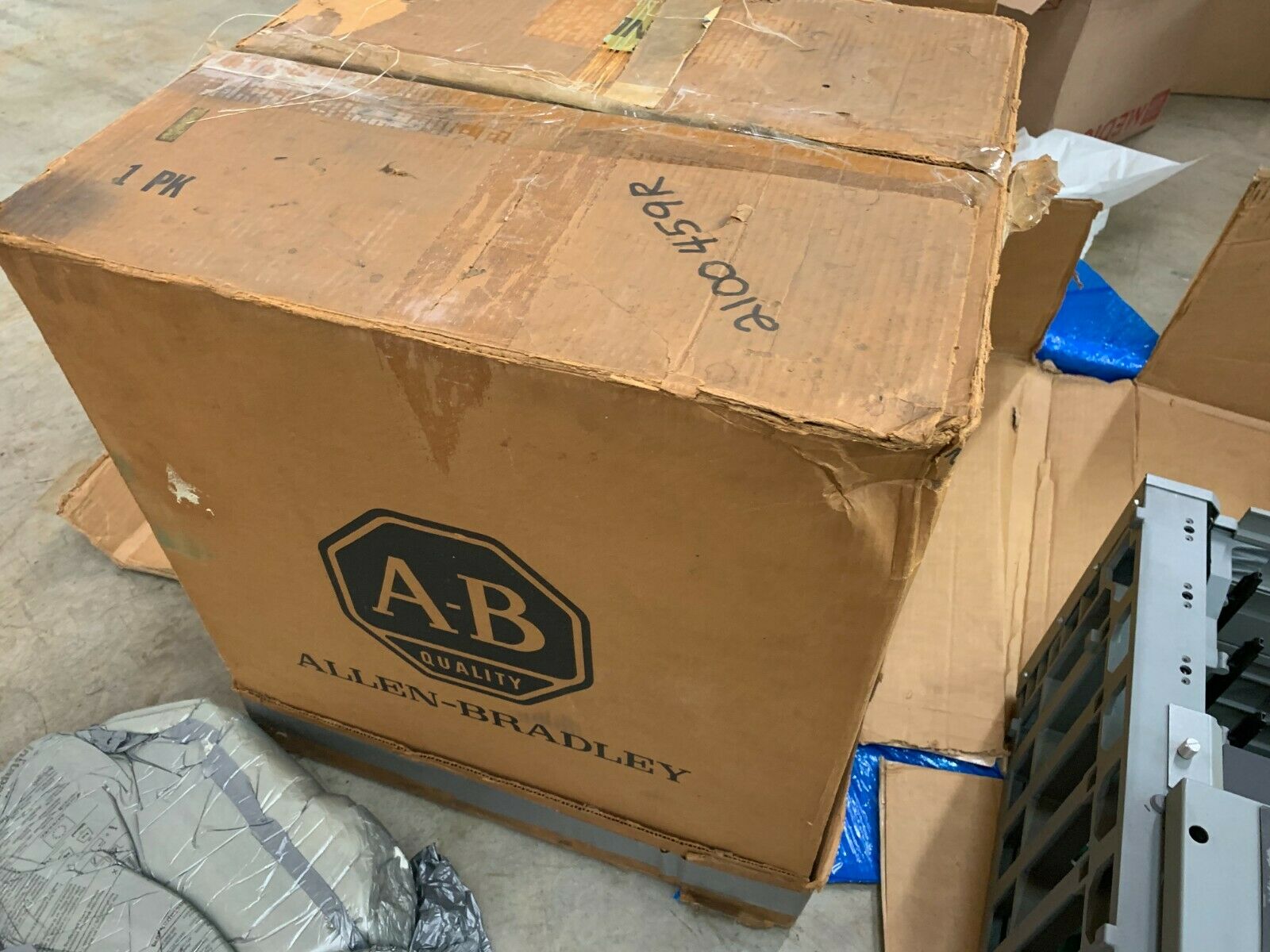 NEW IN BOX ALLEN-BRADLEY PLC-3/10 CHASSIS 1775-A3