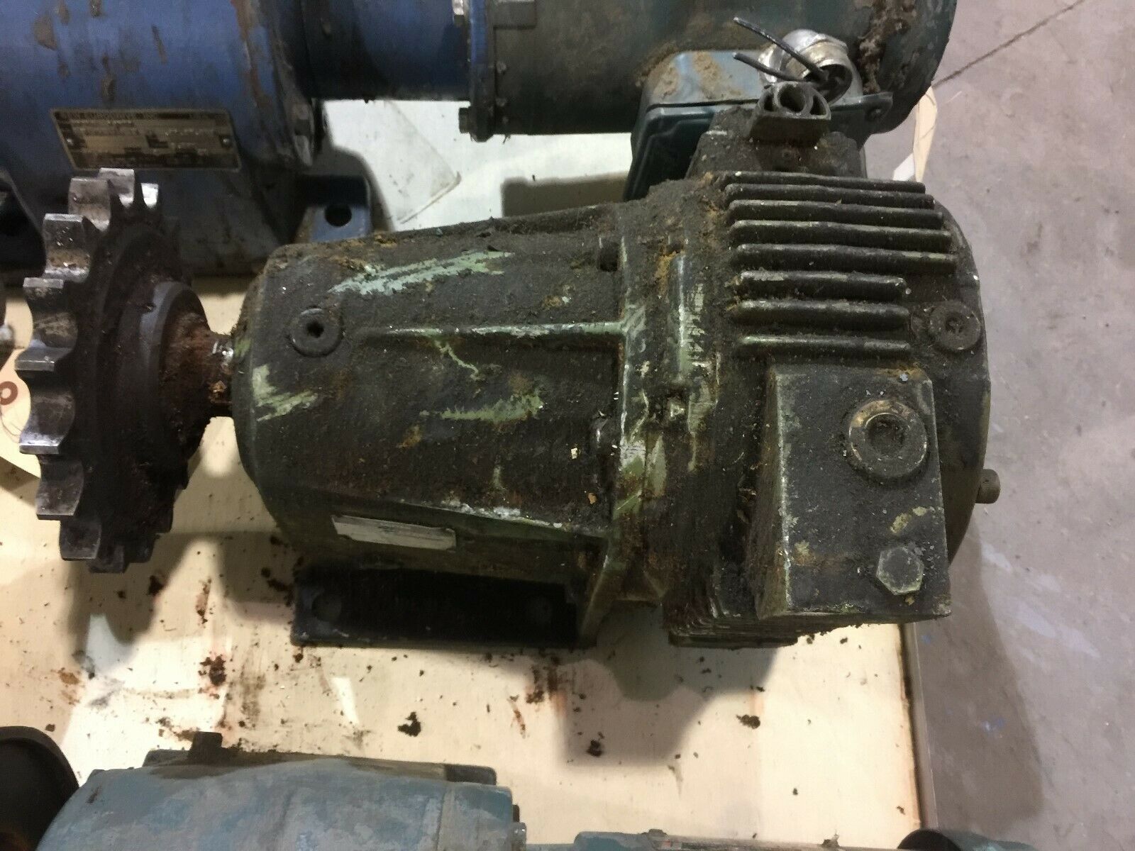 USED LENZE GEAR MOTOR 8/7000/210/17
