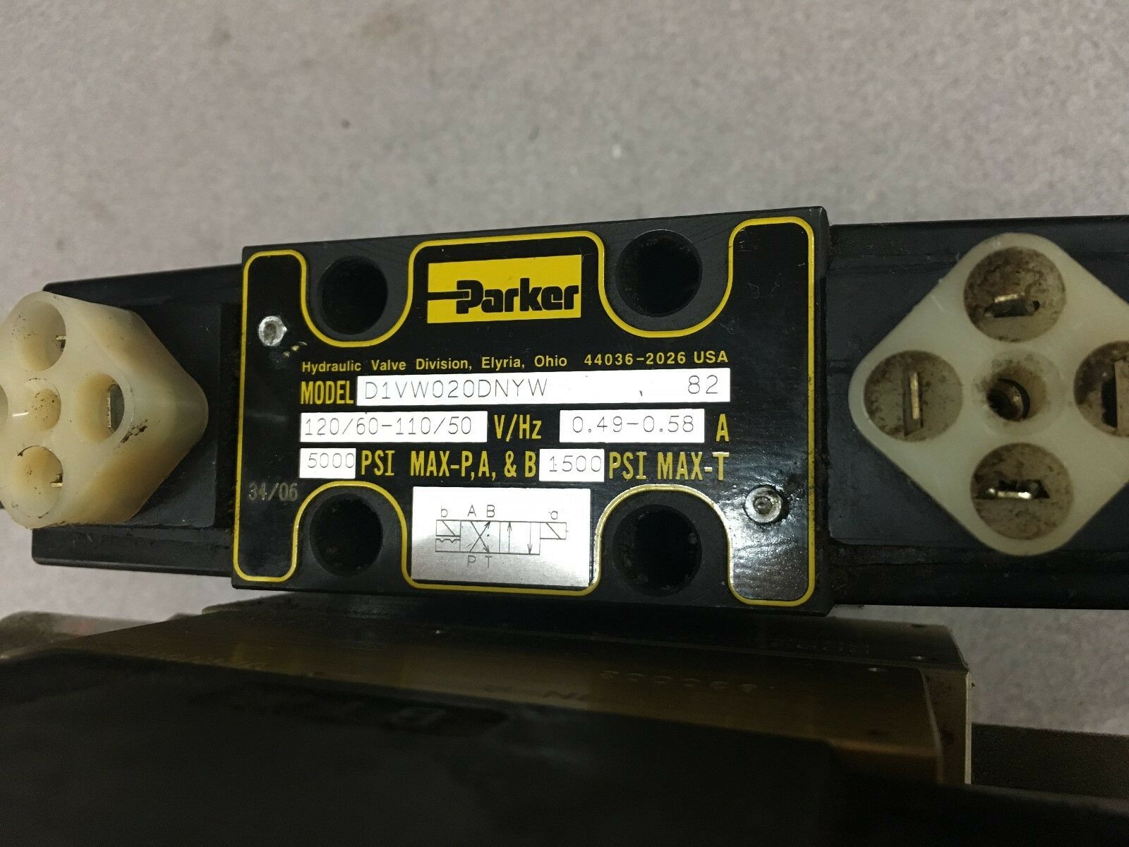 NEW HYDRAULIC VALVE ASSEMBLY PARKER D1VW004KNYW4 82 WITH D1VW020DNYW 82 MANIFOLD