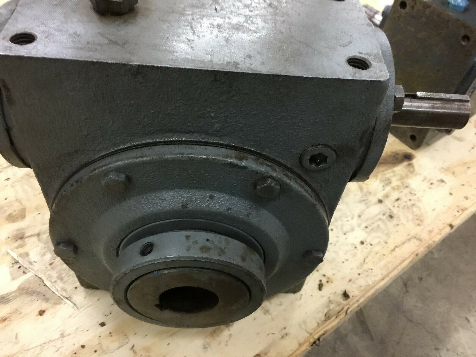 USED HUB CITY MODEL 322 60:1 RATIO ANGLED GEAR REDUCER 02-20-10809-322