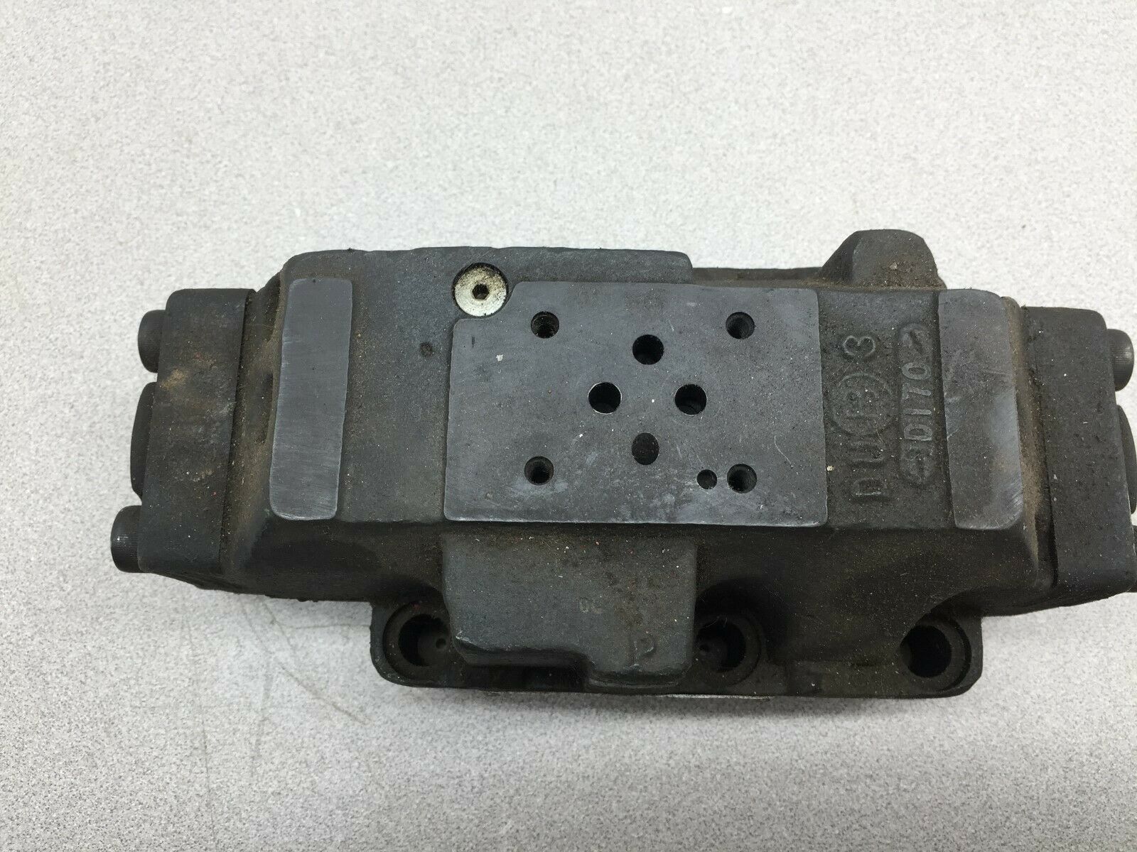 NEW NO BOX VICKERS DIRECTIONAL CONTROL VALVE DG5S-8-2A-T-M-FW-B5-30