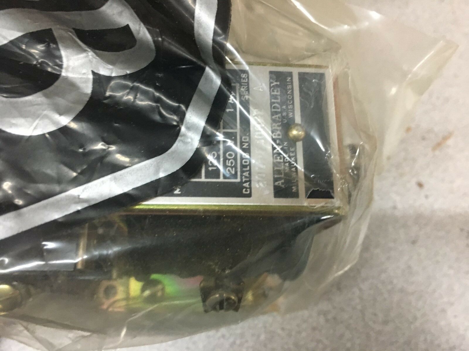 NEW IN BOX ALLEN BRADLEY RELAY 200-E300Z2 SERIES A