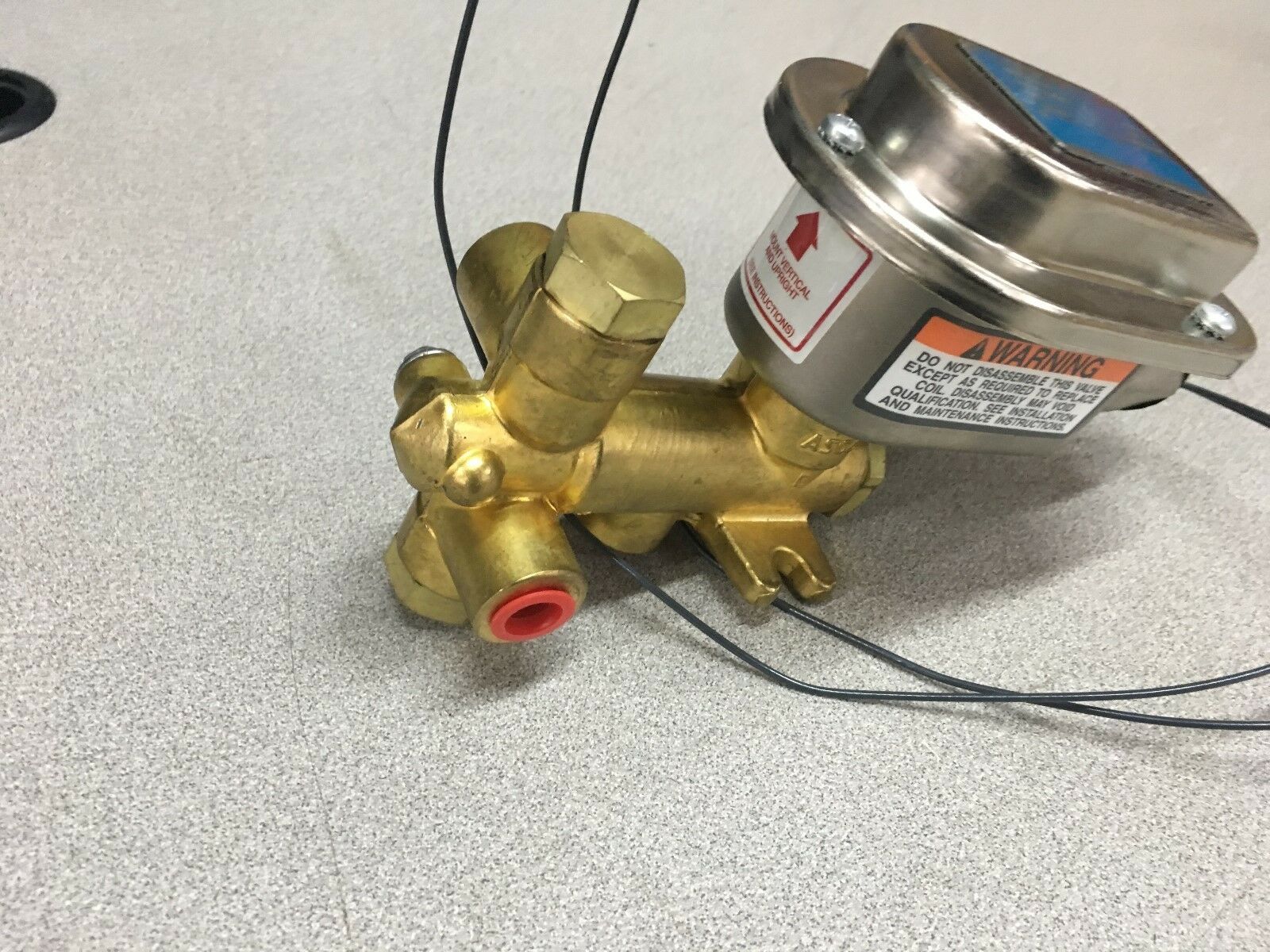 NEW NO BOX ASCO RED HAT SOLENOID VALVE 1/4" PIPE NS8300142F