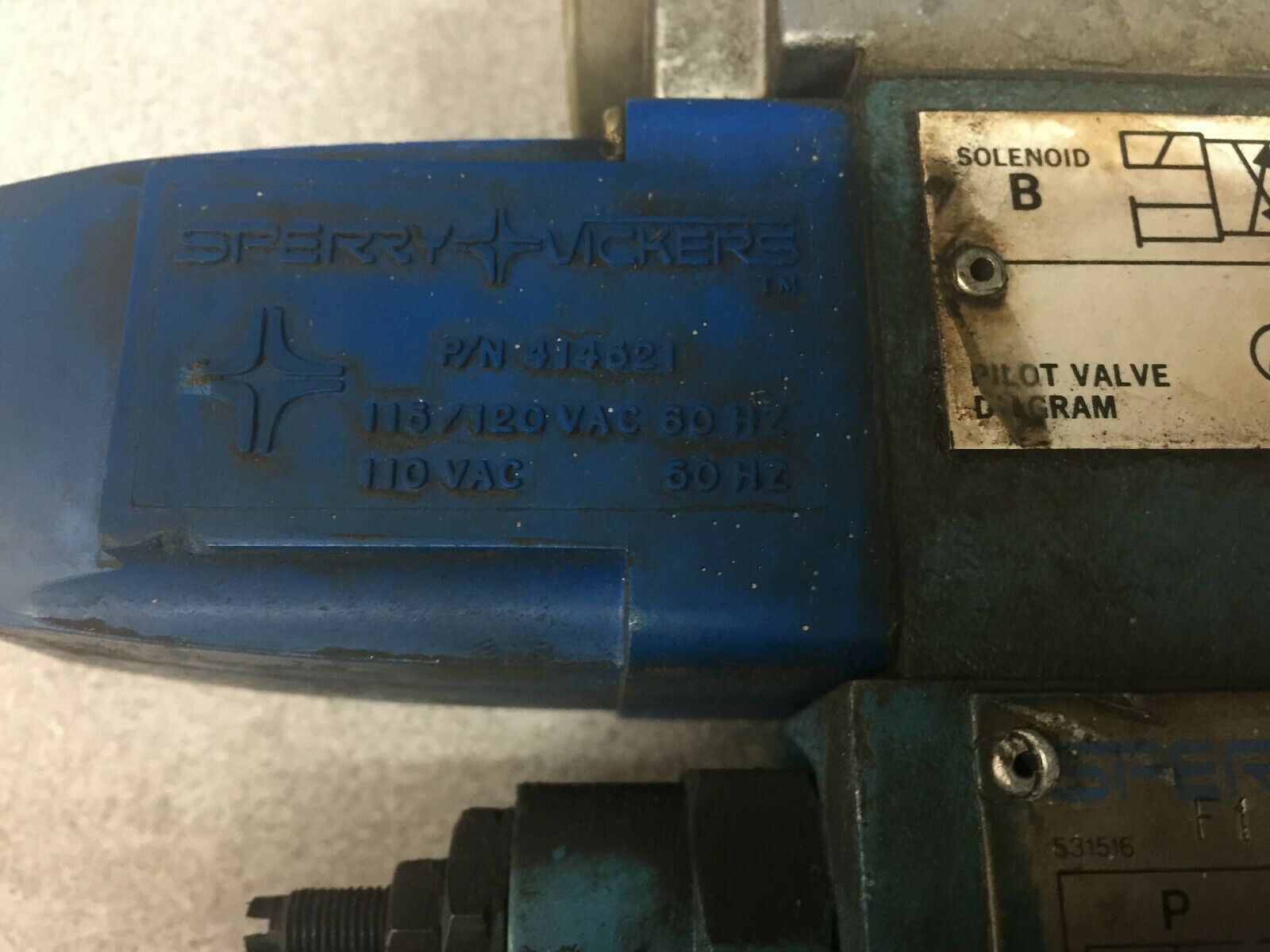 USED VICKERS SOLENOID DIRECTIONAL CONTROL VALVE DG4V-3-2A-U-B-10 / D6MFN-3 Y A2W