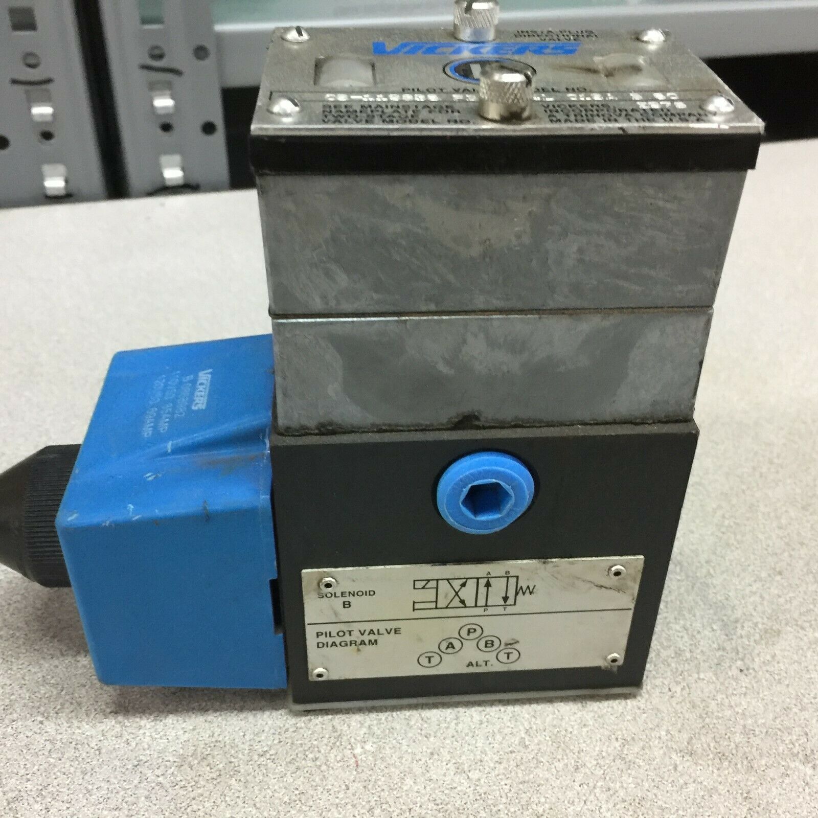 NEW NO BOXVICKERS 120VAC SOLENOID VALVE 02-119836 PBDG4S4L 012A B 60