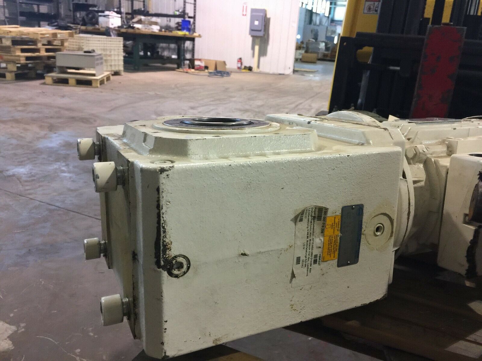 NEW NO BOX 240/480VAC 19/11AMPS 5.5KW MOTOR 49.55:1 ANGLED GEARBOX K21V 132 84 K