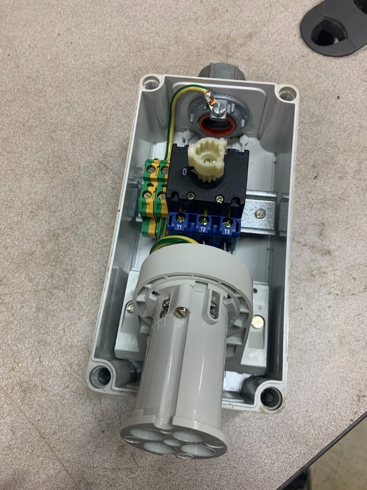 USED HUBBELL 30A 3PH 480VAC WATERTIGHT RECEPTACLE MI430R7W