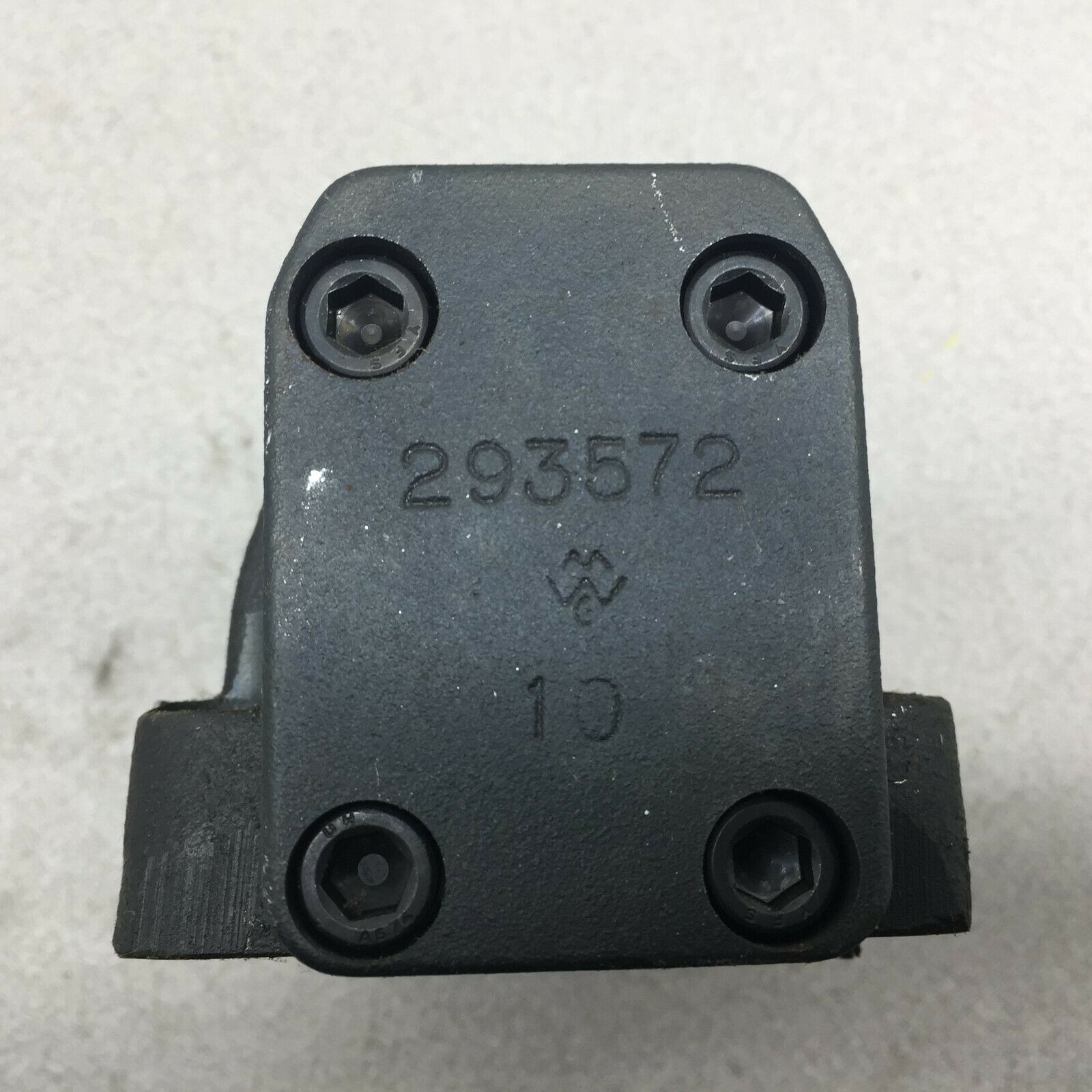 NEW NO BOX VICKERS PILOT OPERATED VALVE DG5S4-046C-T-M-FW-B5-60