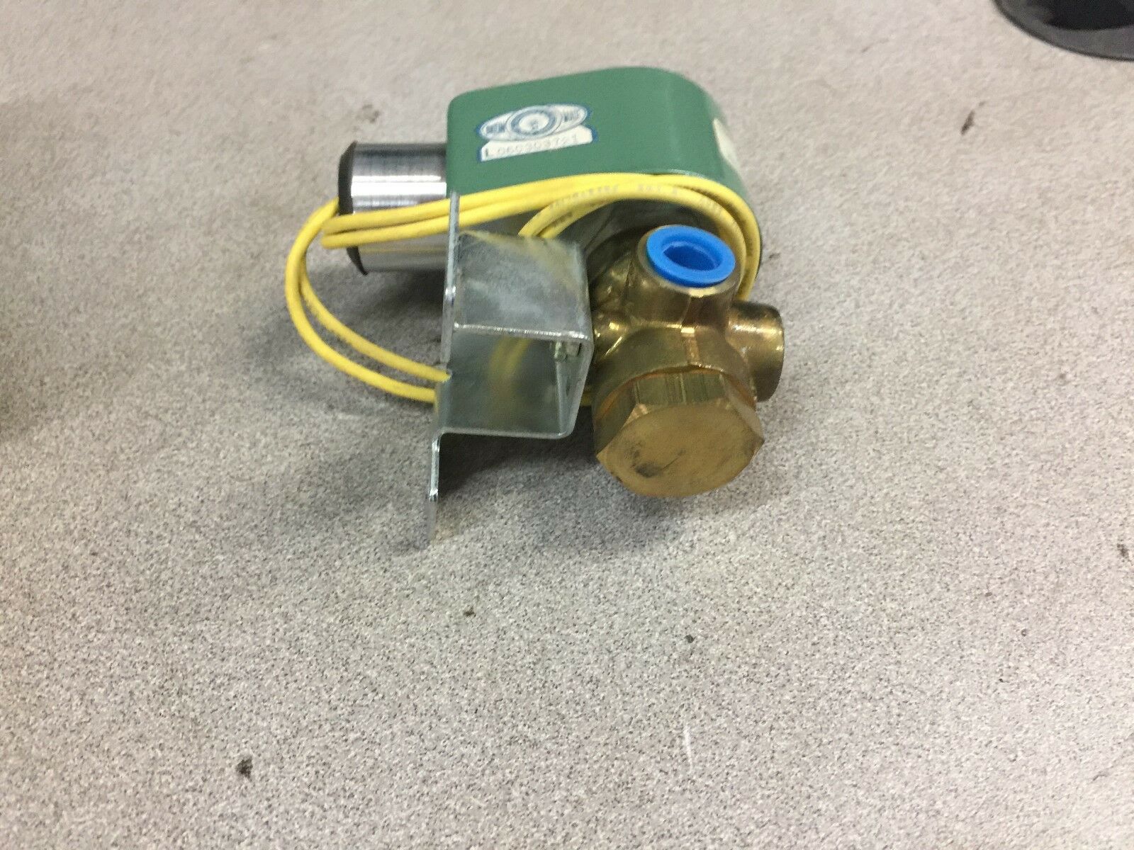 NEW IN BOX ASCO 1/4"NPT 24VDC 60PSI SOLENOID VALVE THT8320B174VM8