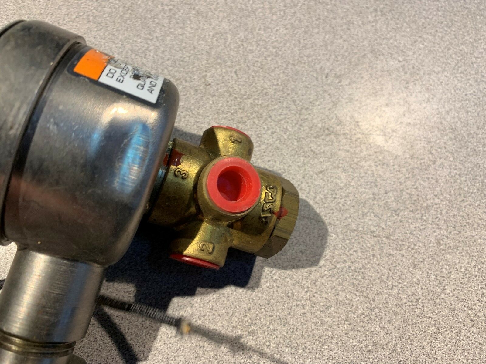 NEW NO BOX ASCO RED HAT SOLENOID VALVE 1/4" PIPE SIZE 120V. COIL NP8320A185V