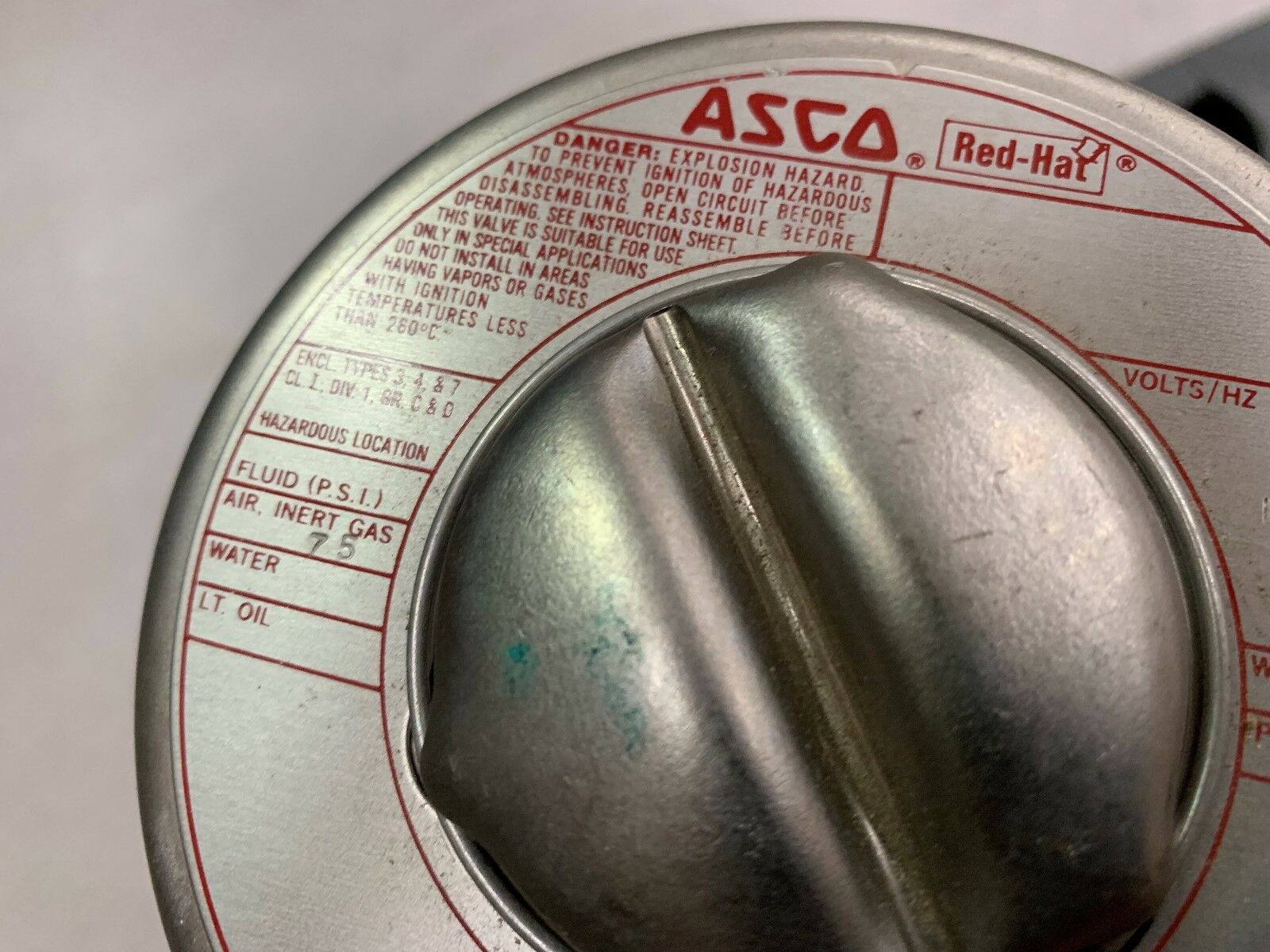 NEW NO BOX ASCO RED HAT SOLENOID VALVE 3/8" PIPE SIZE 125VDC COIL NPK 8342 B23E