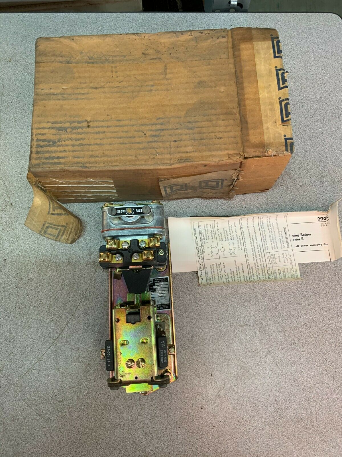 NEW SQUARE D PNEUMATIC TIMING RELAY 9050 B01E SERIES E