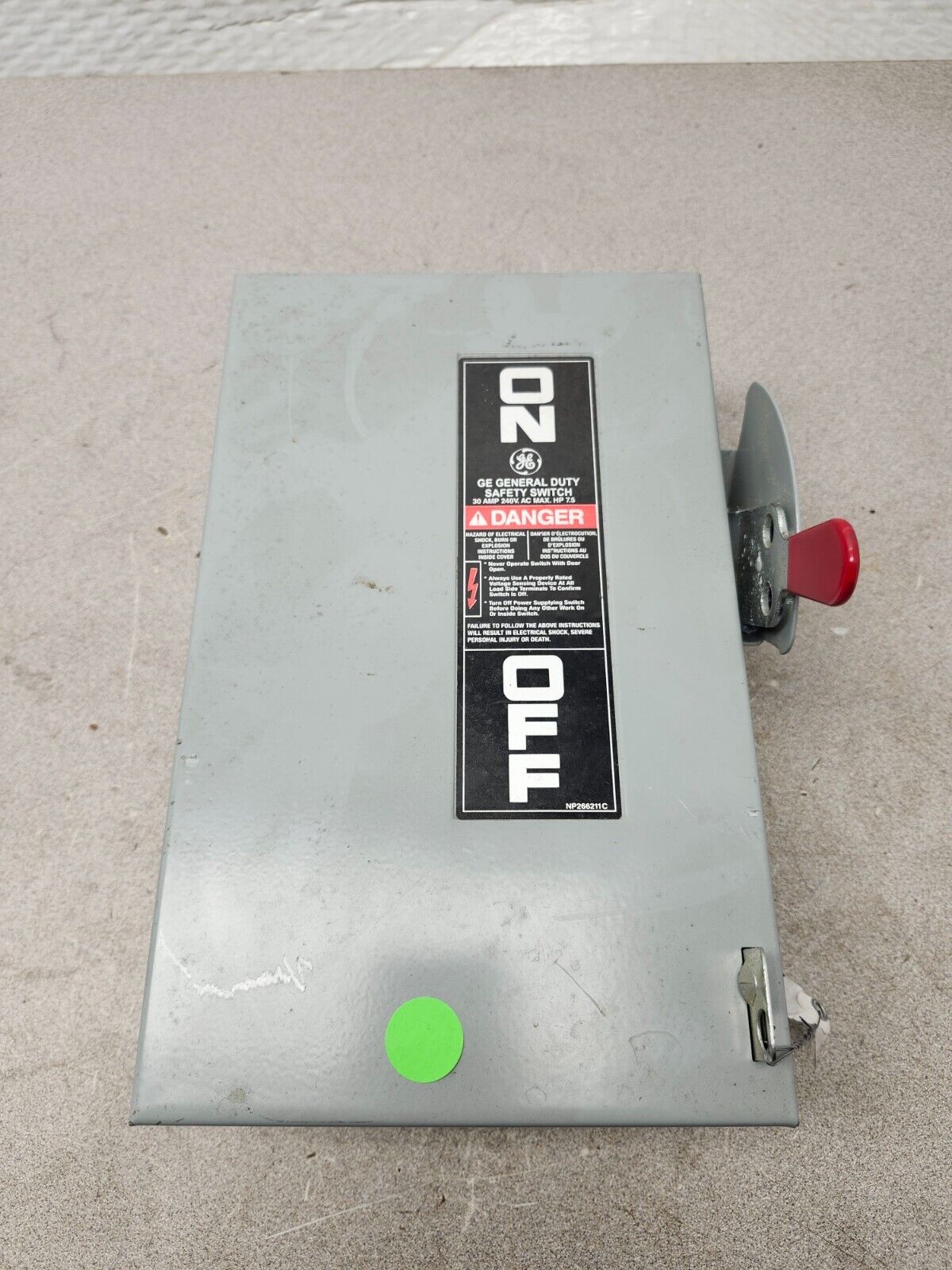 USED General Electric SAFETY SWITCH 30AMPS, 240VAC TGN3321