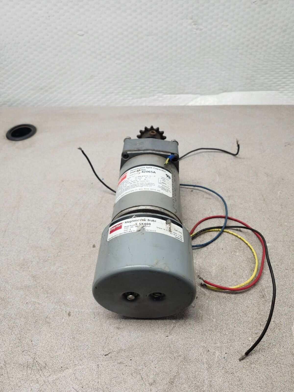 USED DAYTON PERMANENT SPLIT CAPACITOR GEAR MOTOR 4Z065A