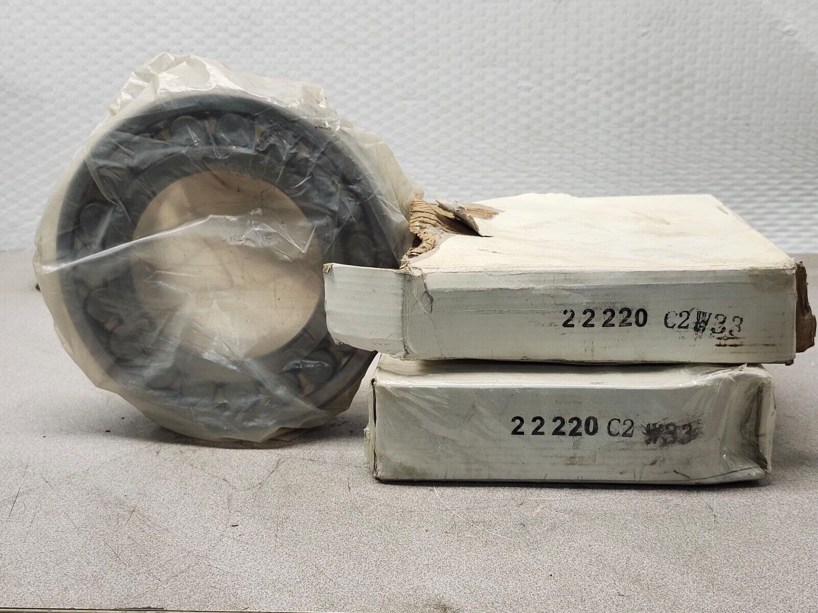 NEW IN BOX UNBRANDED 22220 C2 W33 SPHERICAL ROLLER BEARING 22220C2W33