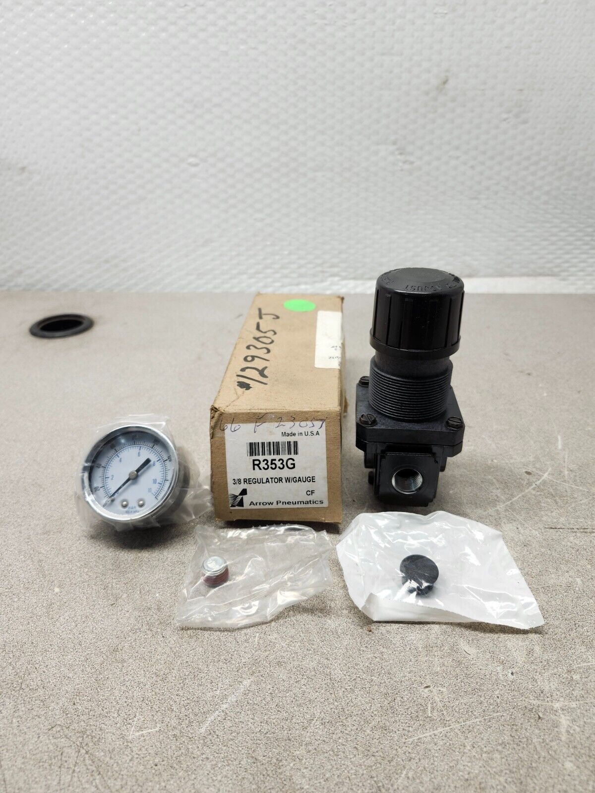 NEW IN BOX ARROW 3/8 REGULATOR WITH GAUGE R353G