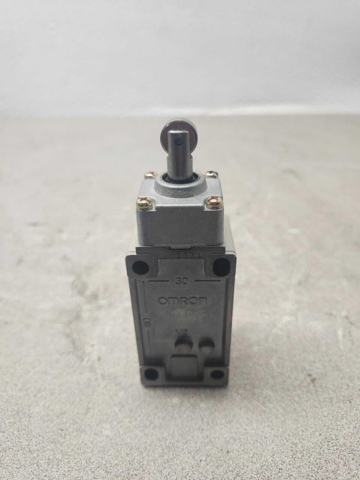 NEW IN BOX OMRON LIMIT SWITCH D4B-1A71N