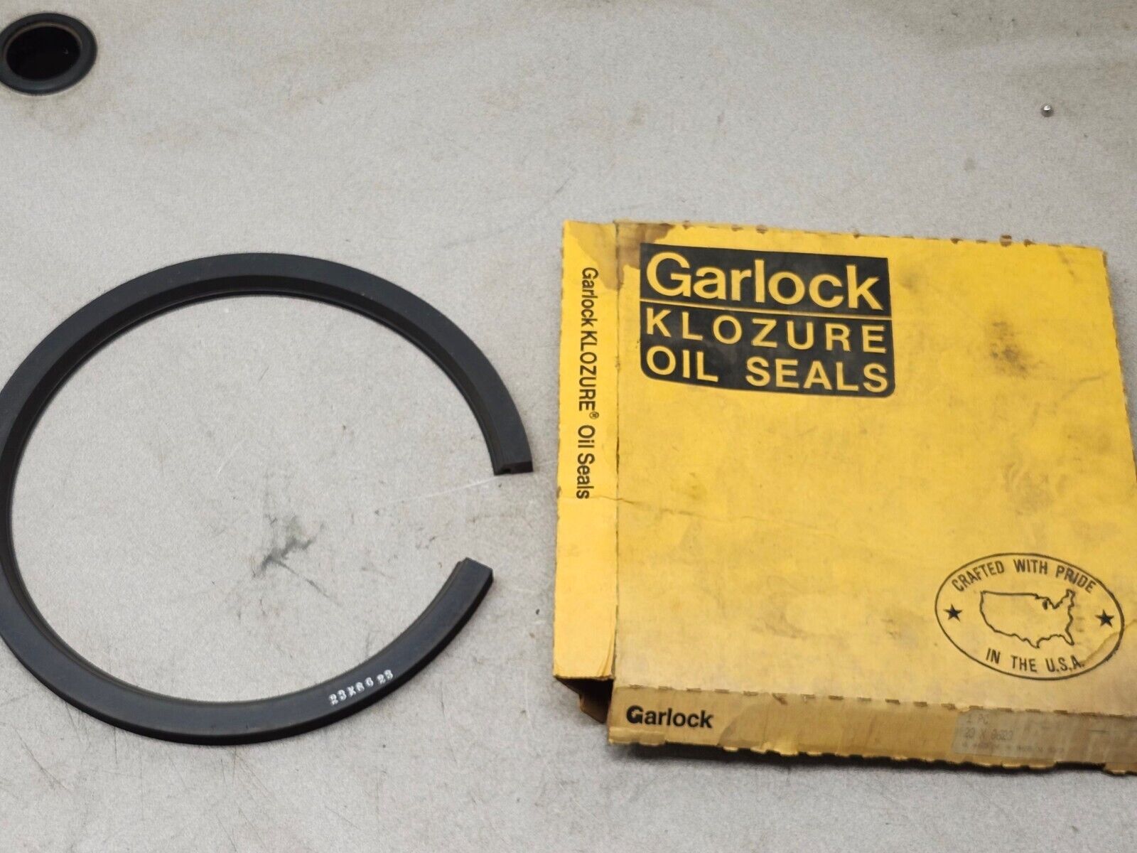 NEW IN BOX GARLOCK KLOZURE OIL SEAL 23 X 8623