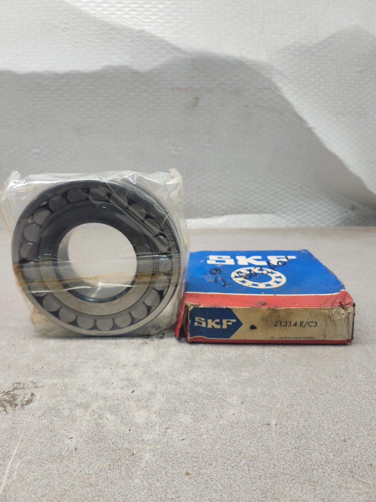 NEW IN BOX SKF SPHERICAL ROLLER BEARING 21314E/C3