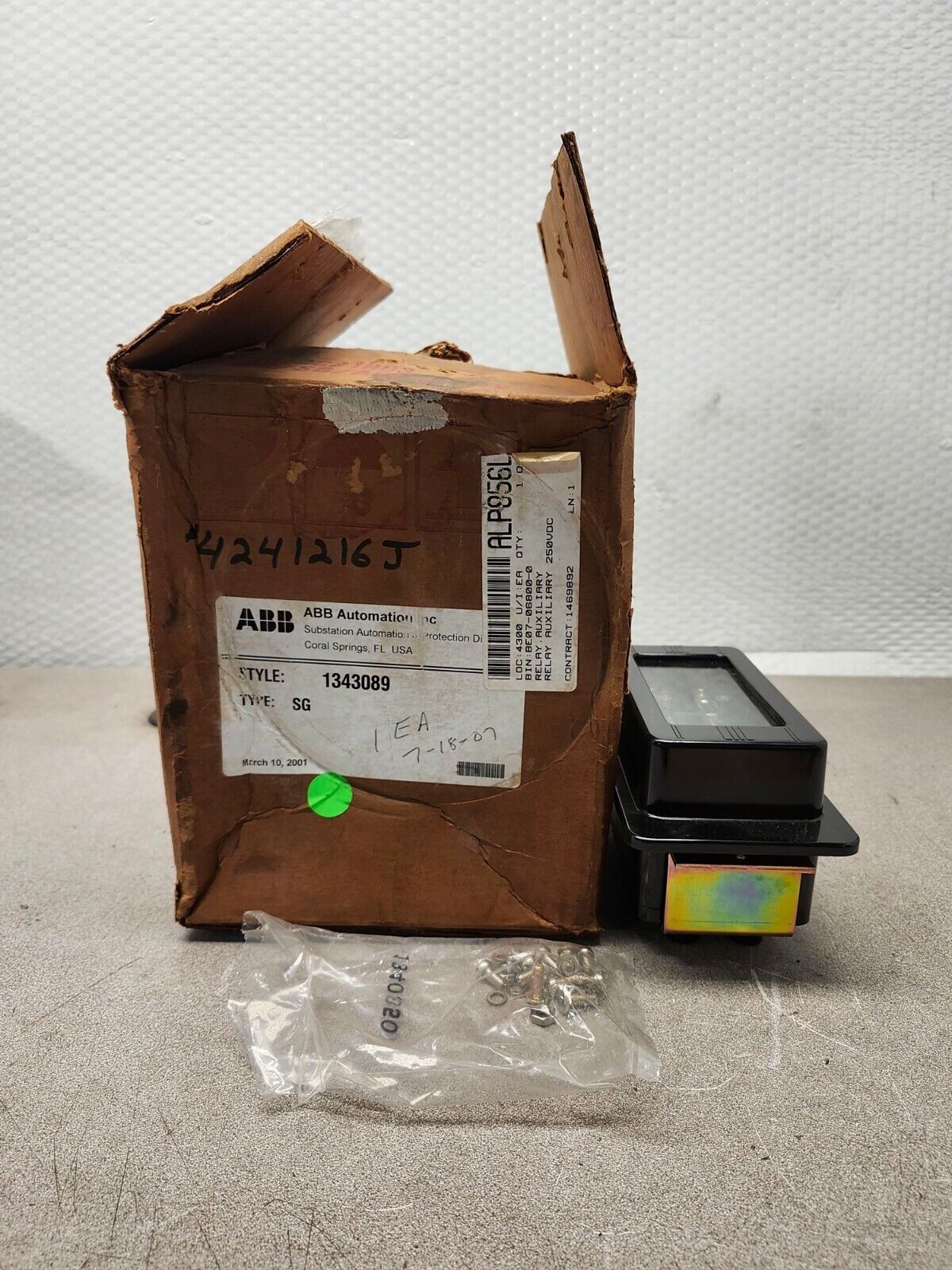 NEW IN BOX ABB AUXILIARY RELAY TYPE SG 1343089