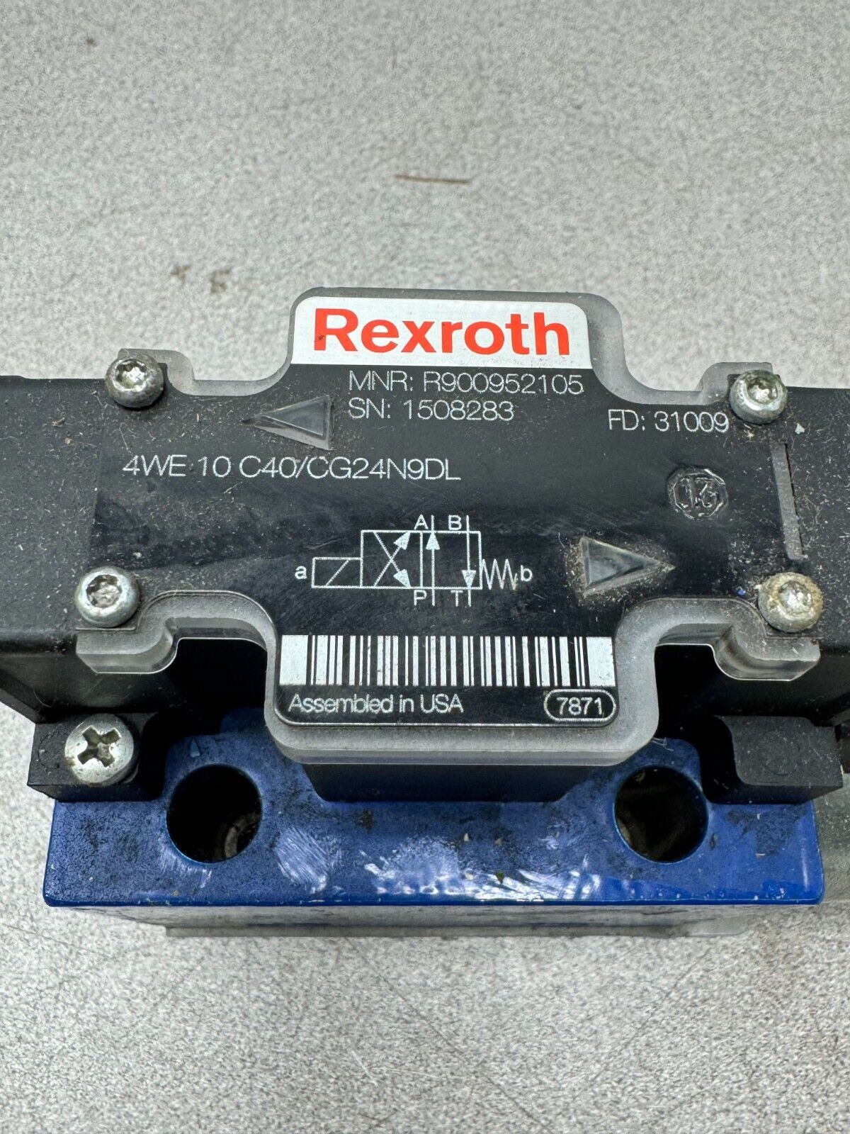 NEW REXROTH R900952105 HYDRAULIC DIRECTIONAL VALVE 4WE10 C40/CG24N9DL