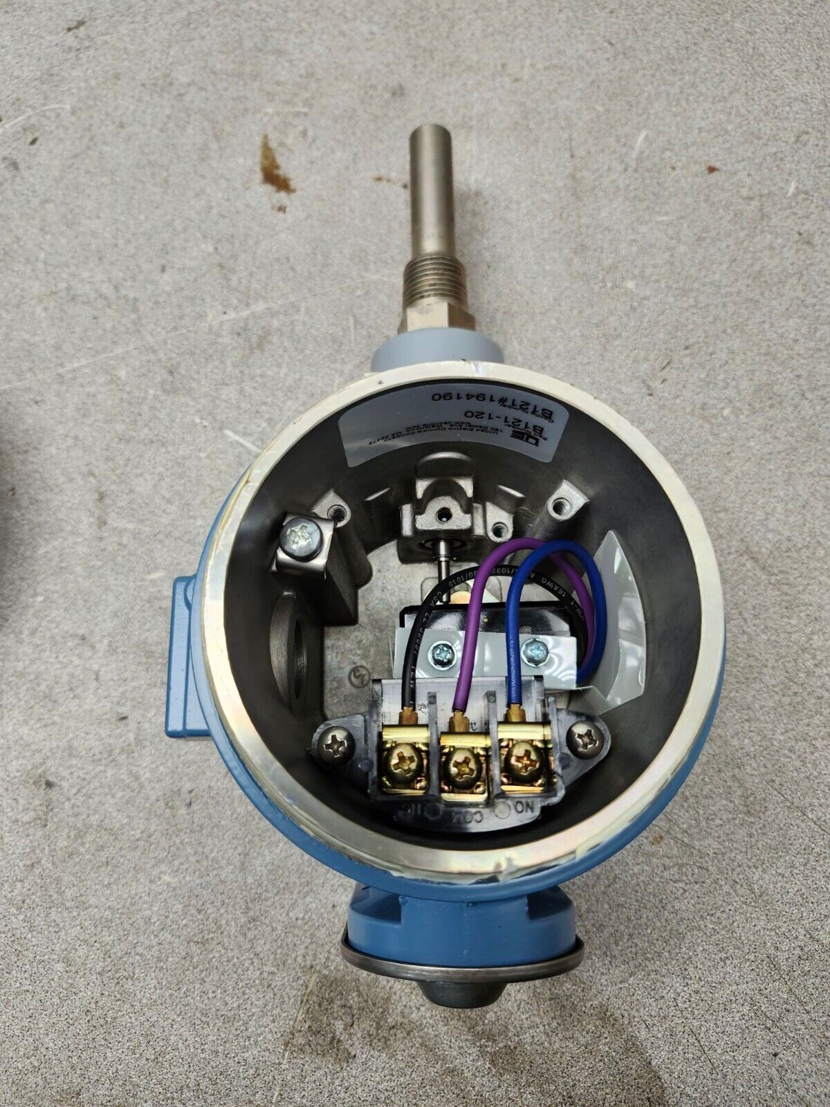 NEW IN BOX UNITED ELECTRIC TEMPERATURE SWITCH B121-120