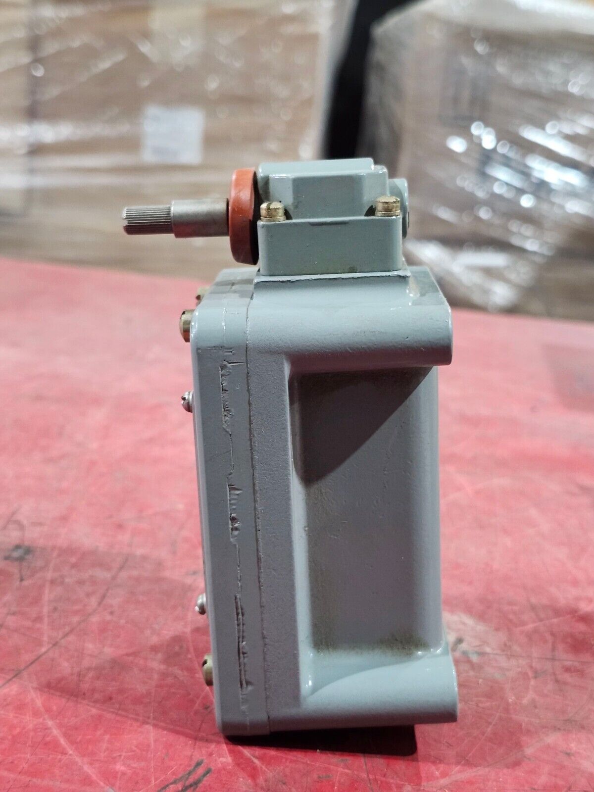 NEW IN BOX CUTLER HAMMER PILOT DUTY LIMIT SWITCH 10316H2177A