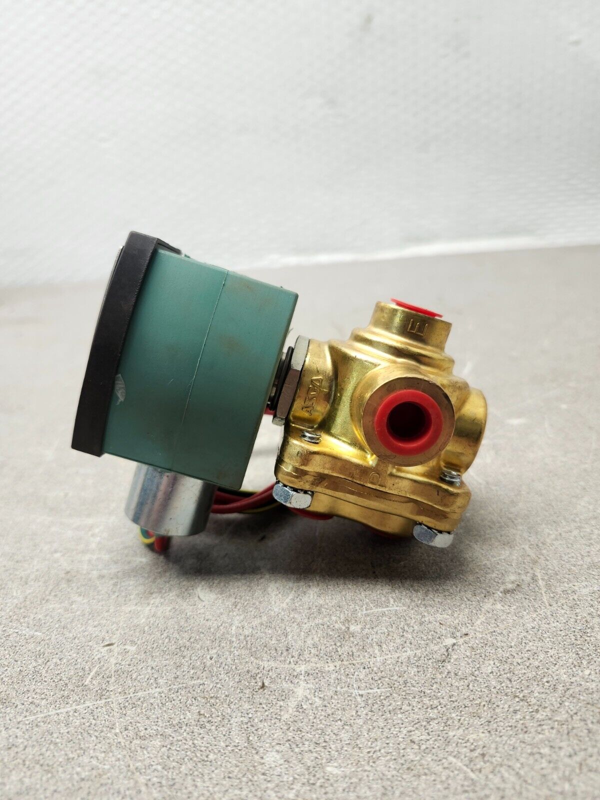 NEW IN BOX ASCO REDHAT 120V AC Brass Solenoid Valve 1/4'' 8342G001