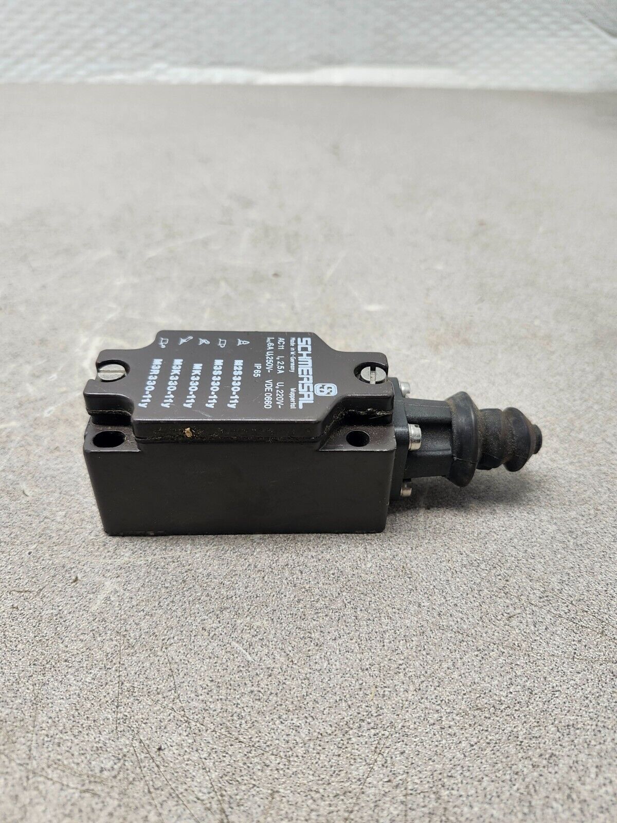 NEW NO BOX SCHMERSAL LIMIT SWITCH M2S330-11Y