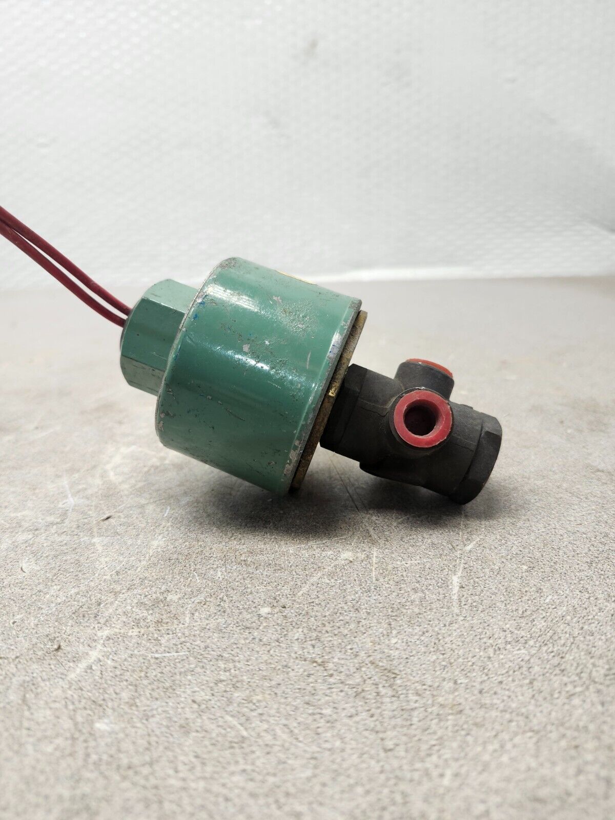 NEW NO BOX Asco RED-HAT SOLENOID VALVE 120V-AC 1/4'' 832CA10