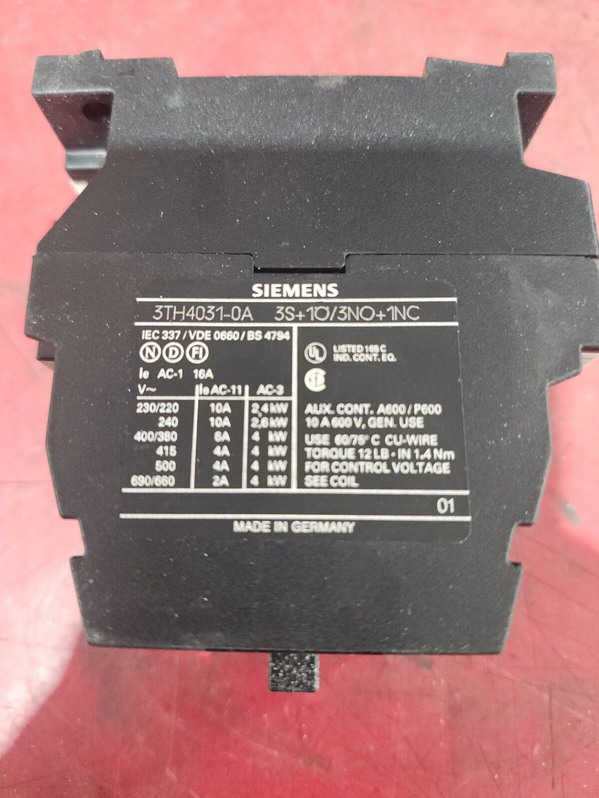 NEW IN BOX SIEMENS CONTROL CONTACTOR RELAY 120VAC 3TH4031-0A