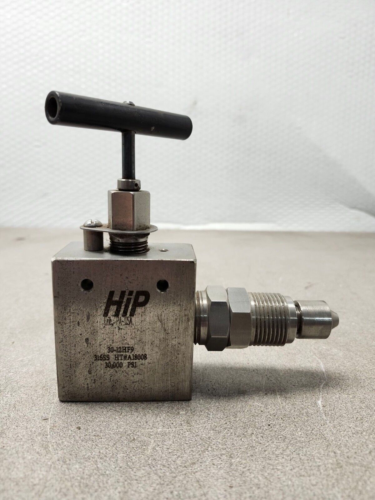 USED HIP TWO WAY ANGLE SOUR OIL & GAS VALVE, 20,000 PSI,HF9 1/8 ORF 30-12HF9-SGS