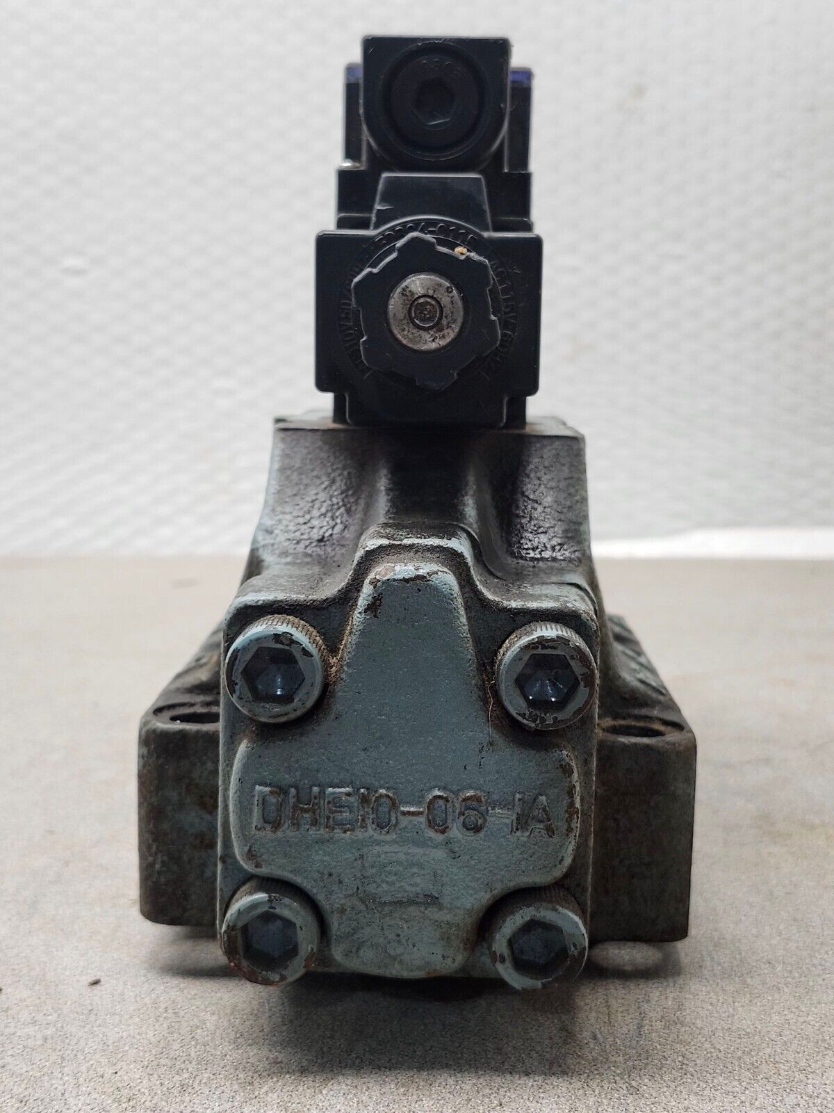 USED NACHI HYDRAULIC DIRECTIONAL CONTROL VALVE DSS-G06-C6-AER-C115-E12