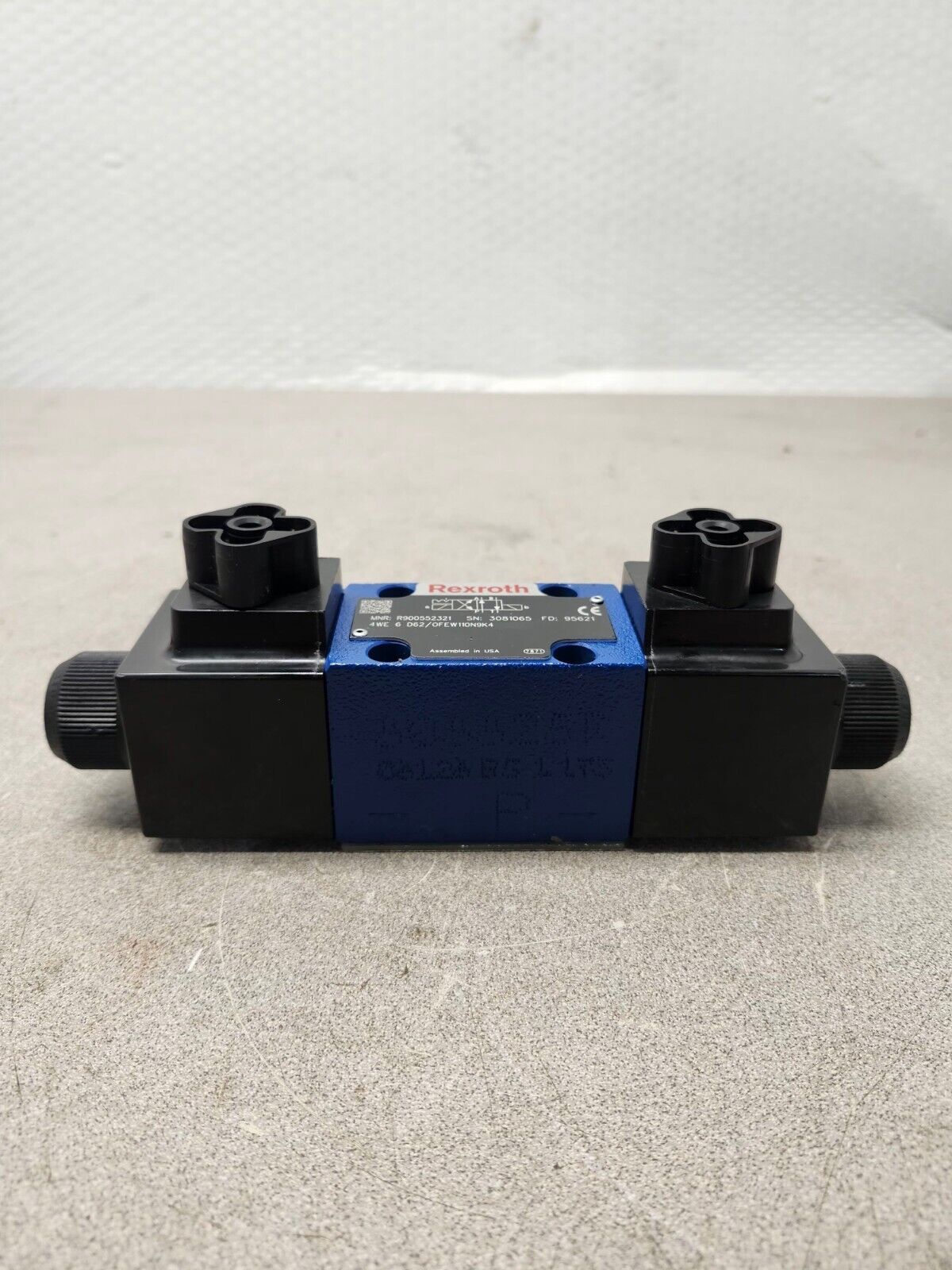 NEW NO BOX REXROTH DIRECTIONAL VALVE R900552321