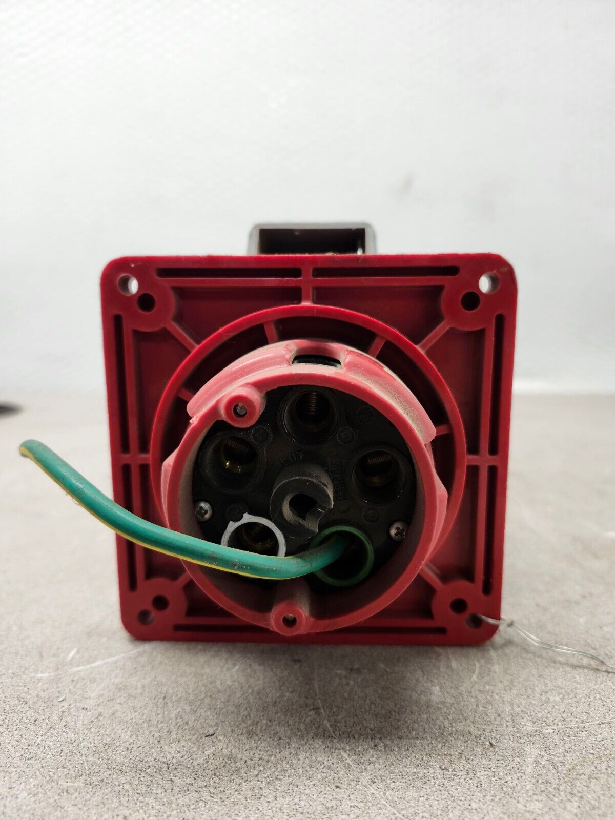 USED HUBBELL PLUG RECEPTACLE 560R7W