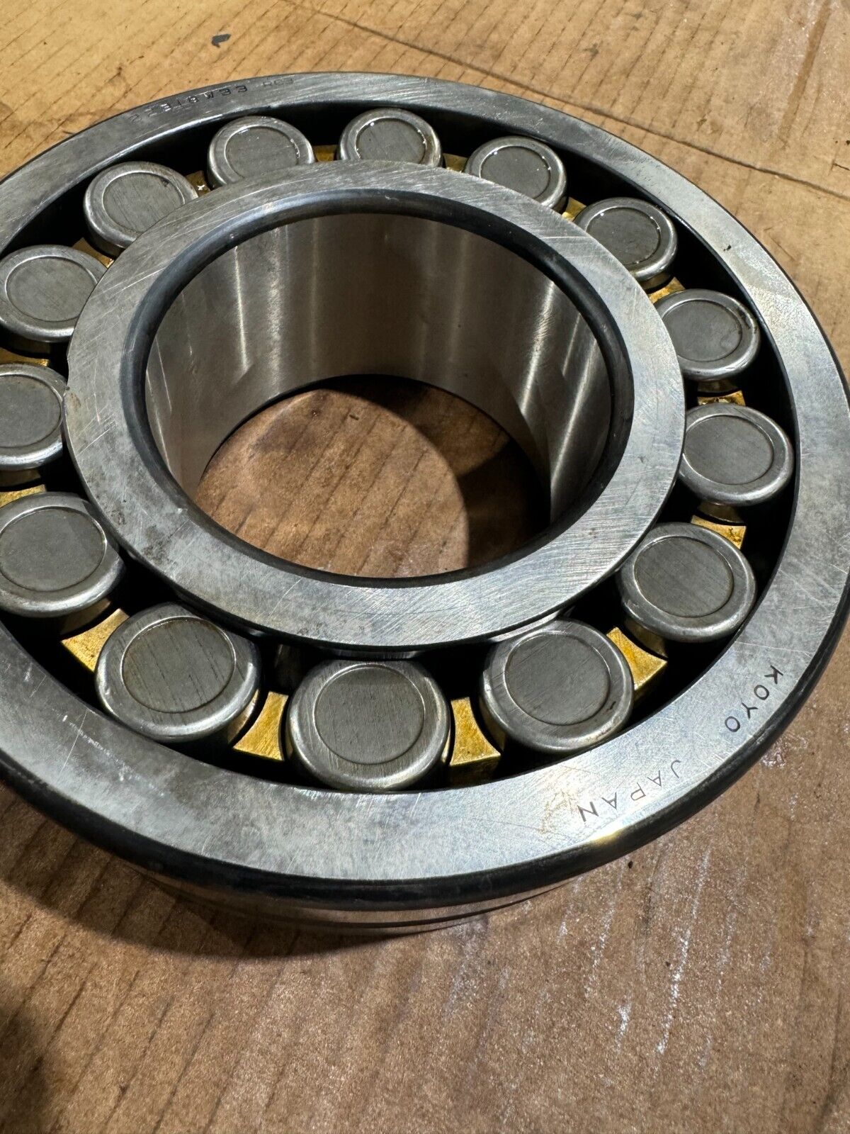 NEW NO BOX KOYO SPHERICAL ROLLER BEARING 22318W33 RC3